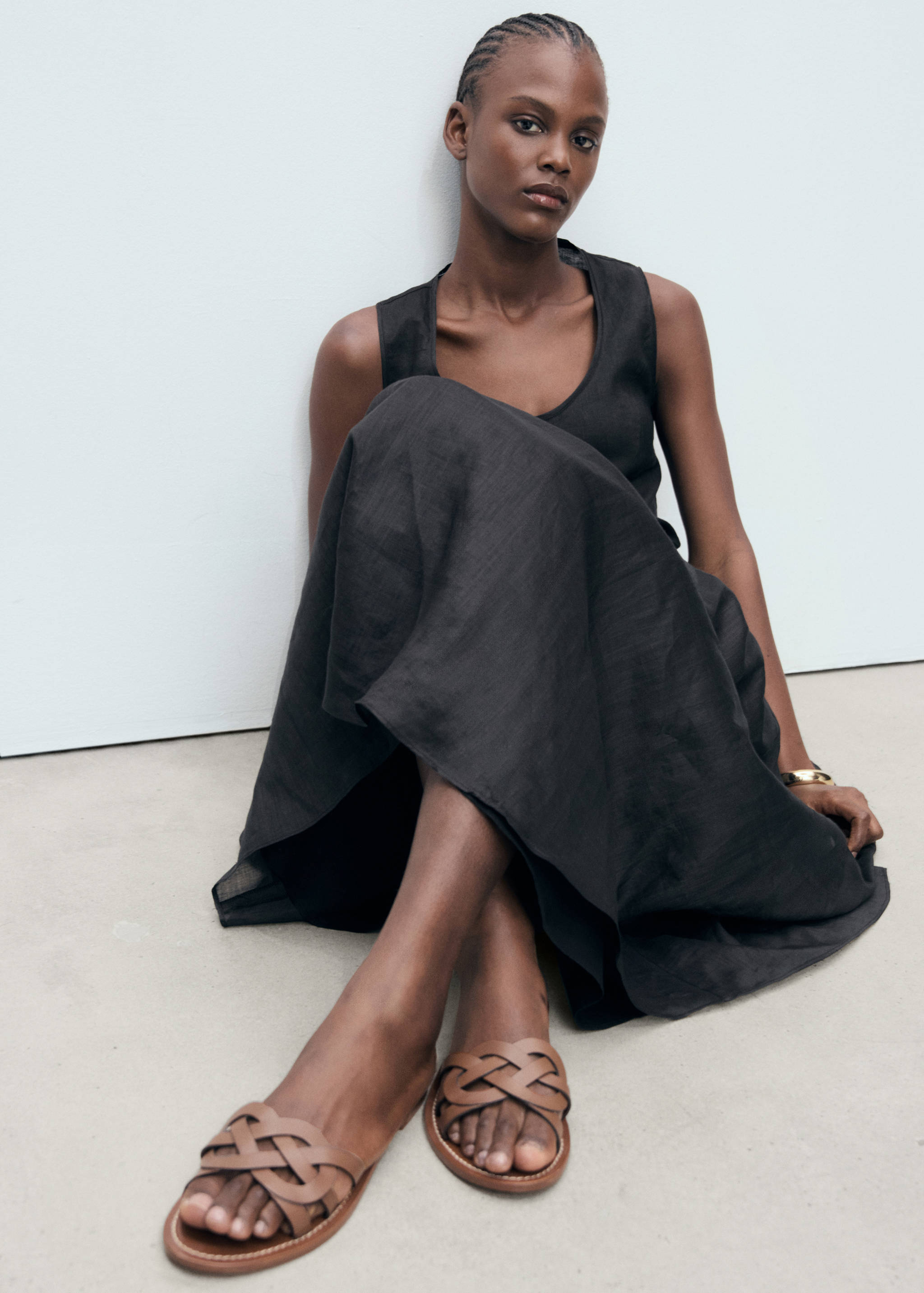 Sandal i läder med flätor - Allmän bild