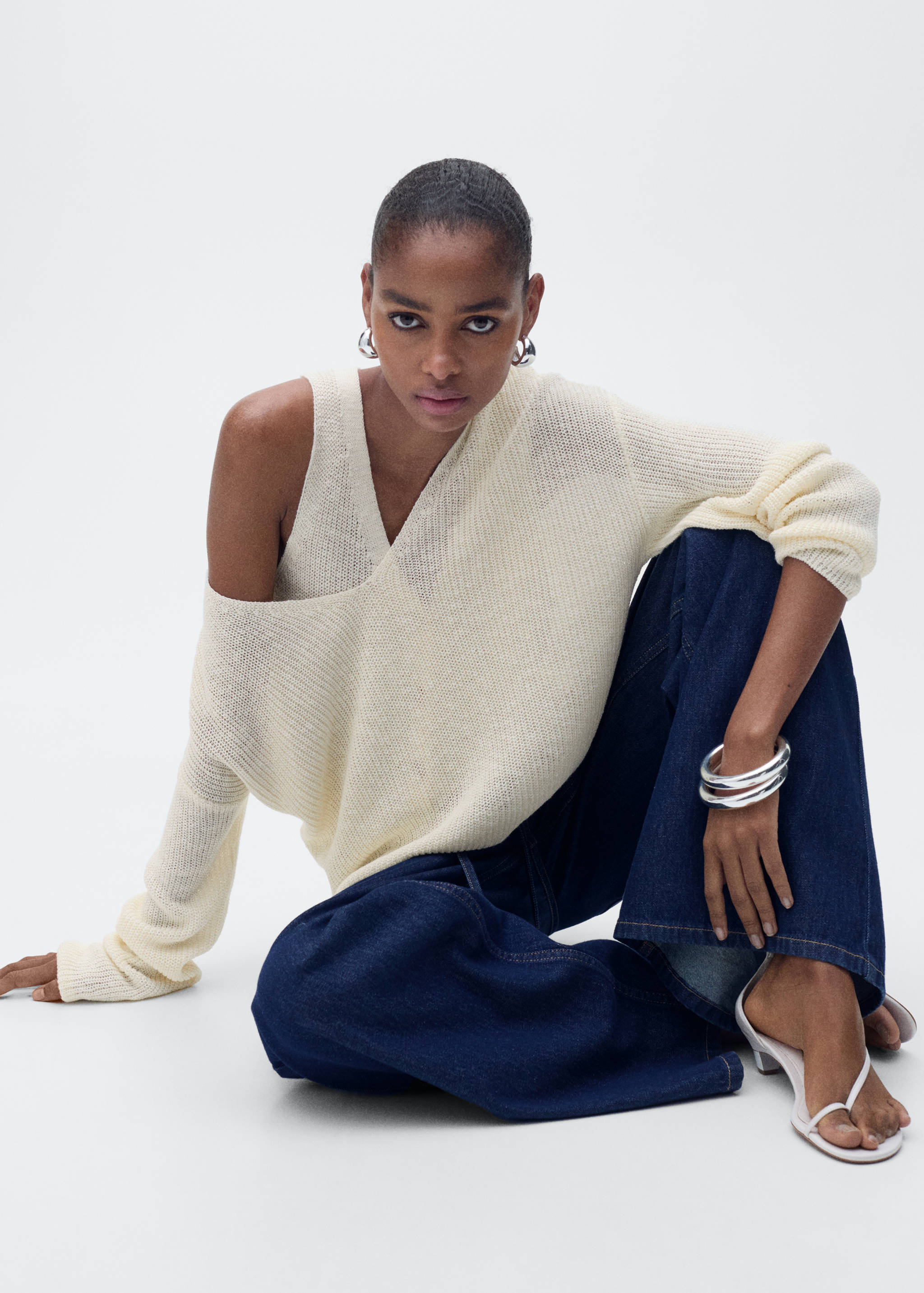 V-neck knit sweater - Details of the article 2