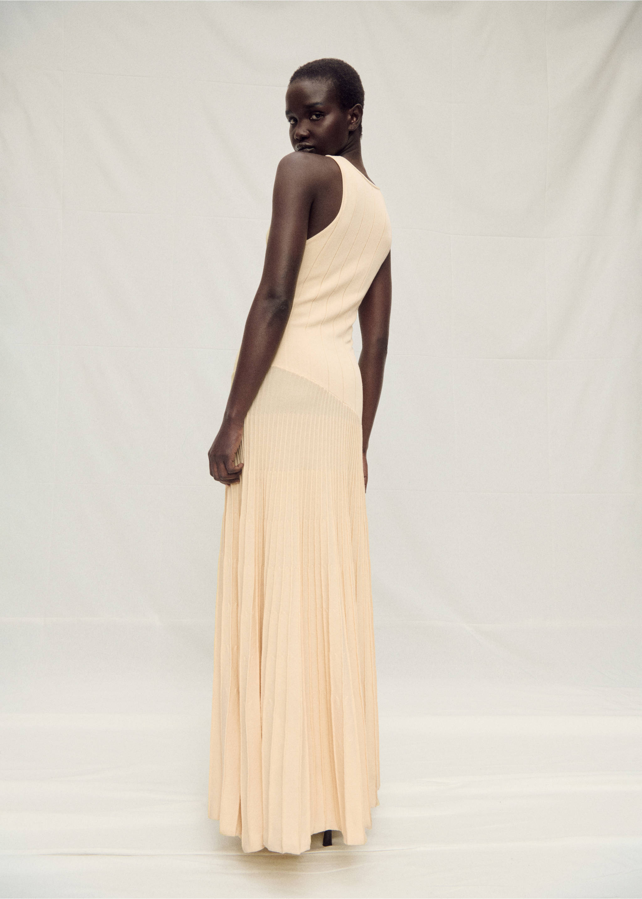 Pleated knitted dress - Reverse of the article, Medium Brown. Ref: 87037173-00.