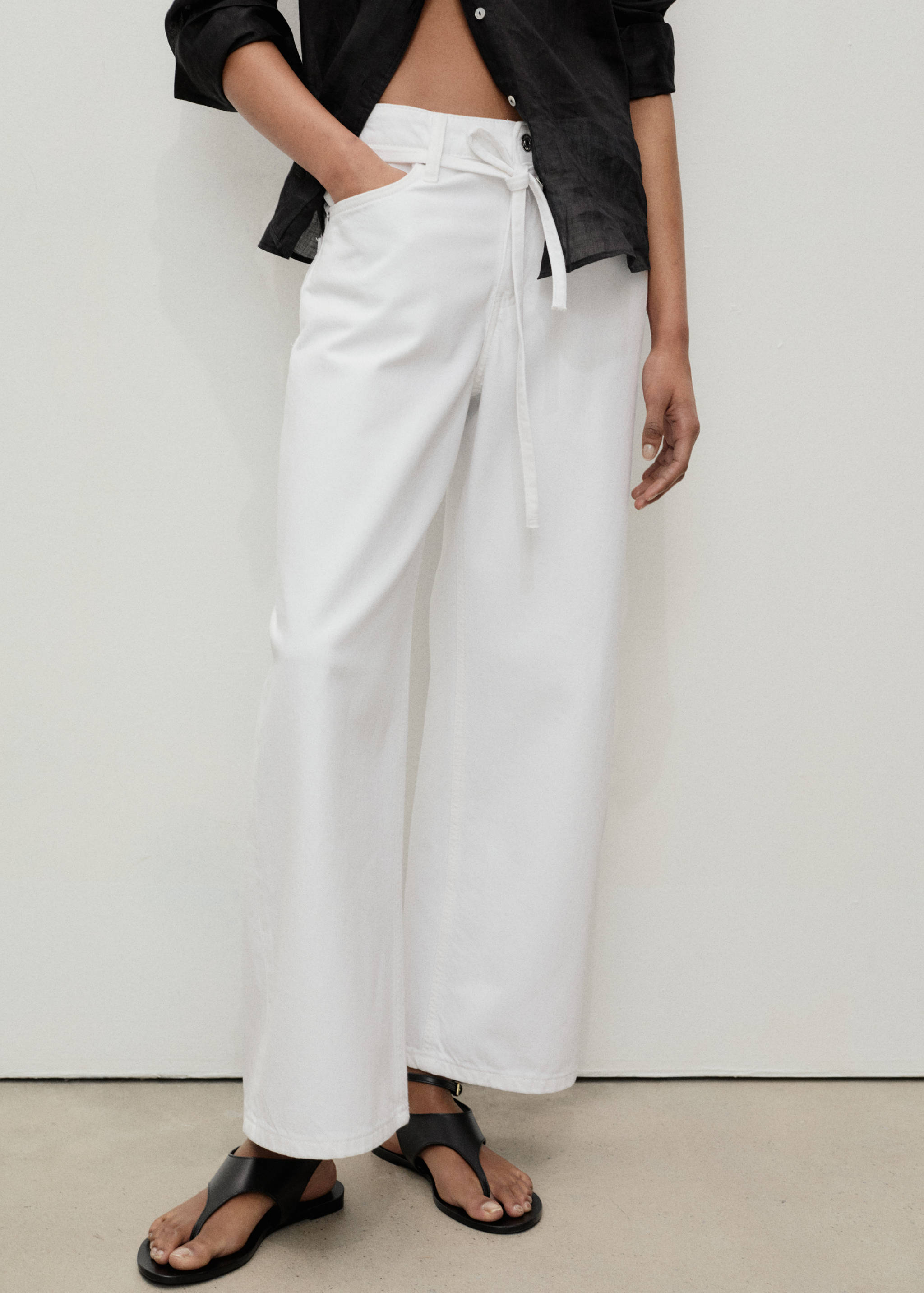 Balloon-Jeans mit Gürtel - Mittlere Ansicht