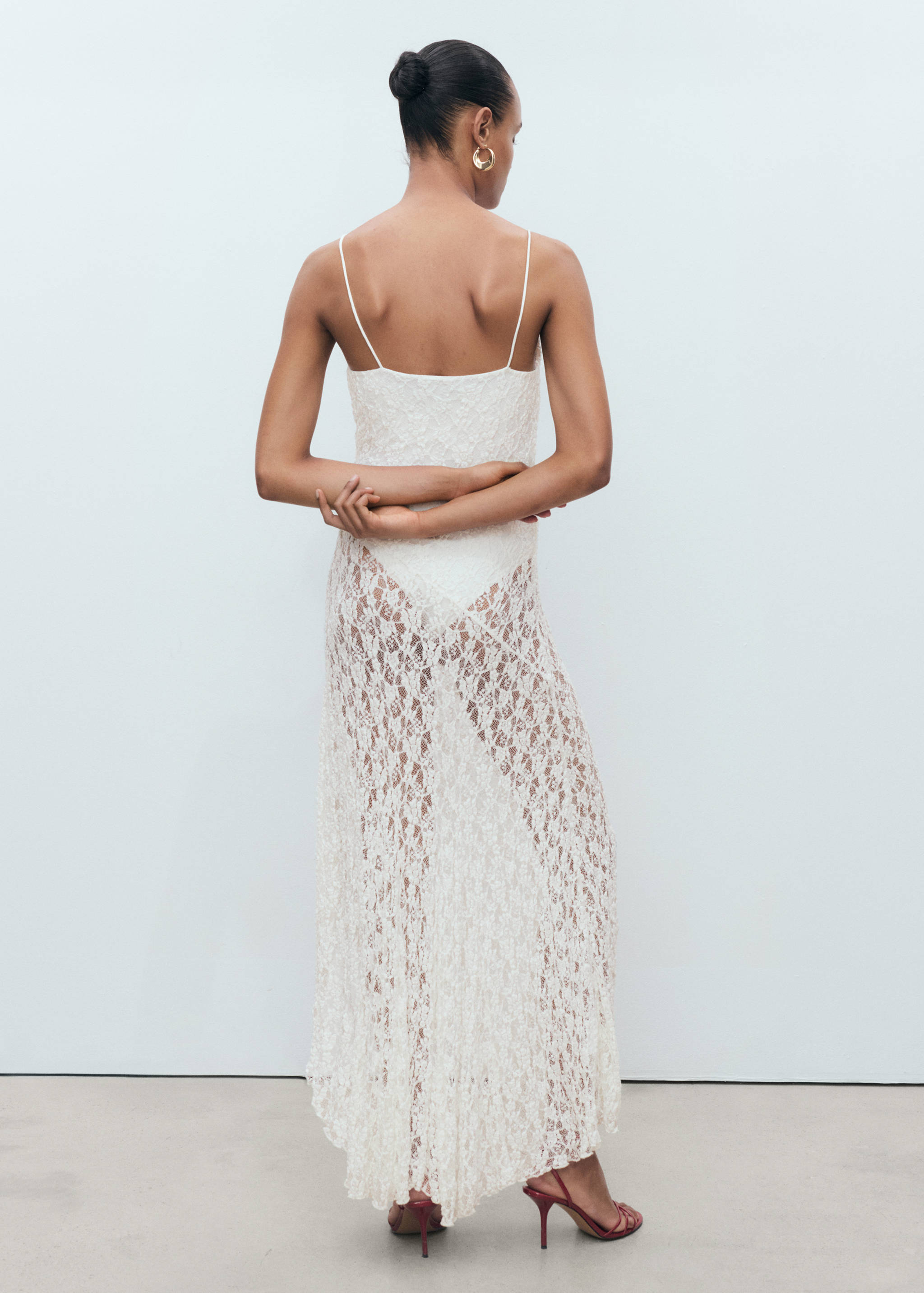 Čipkana haljina s nabranim ovratnikom - Stražnji dio artikla