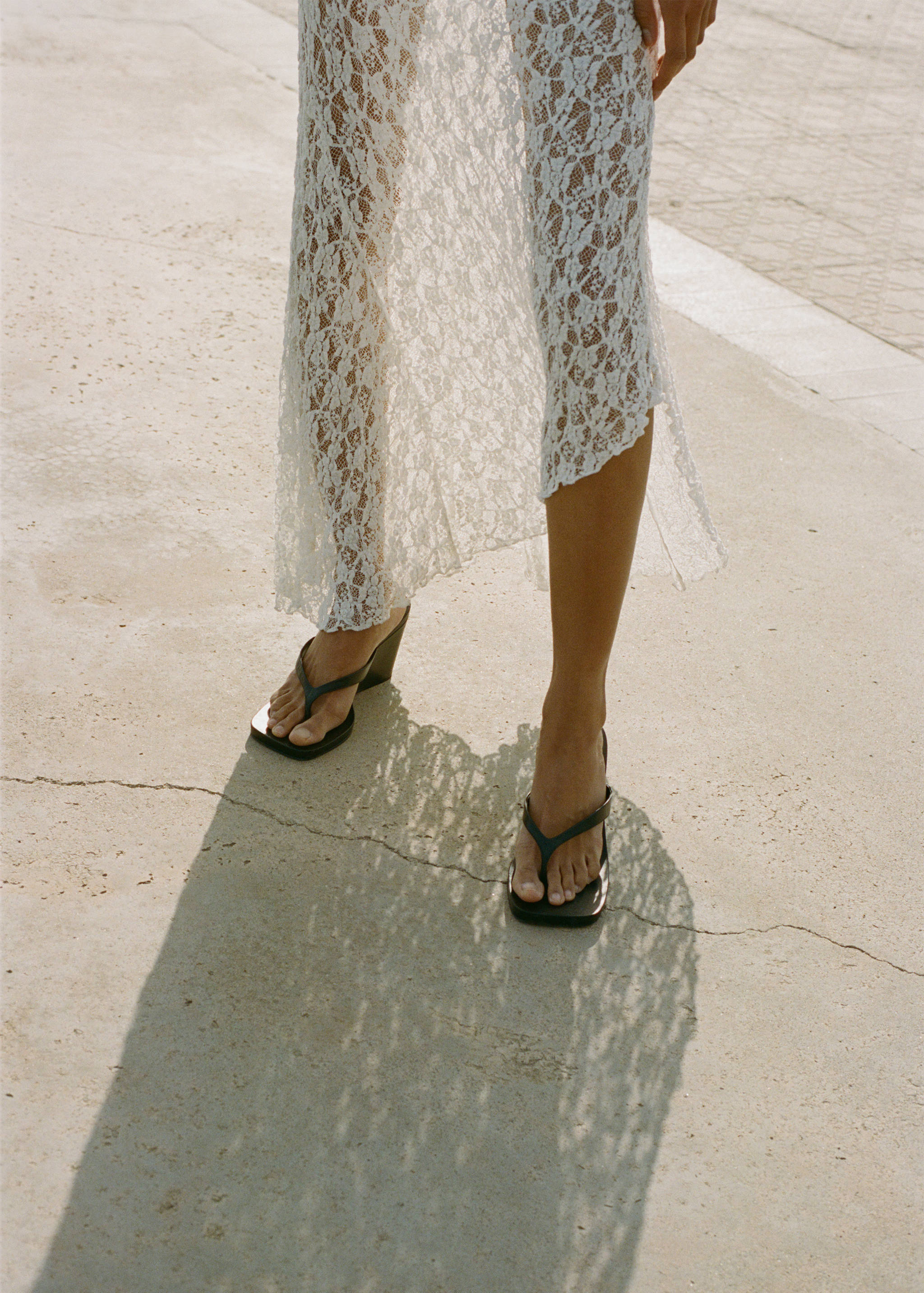 Čipkana haljina s nabranim ovratnikom - Detalji artikla 9