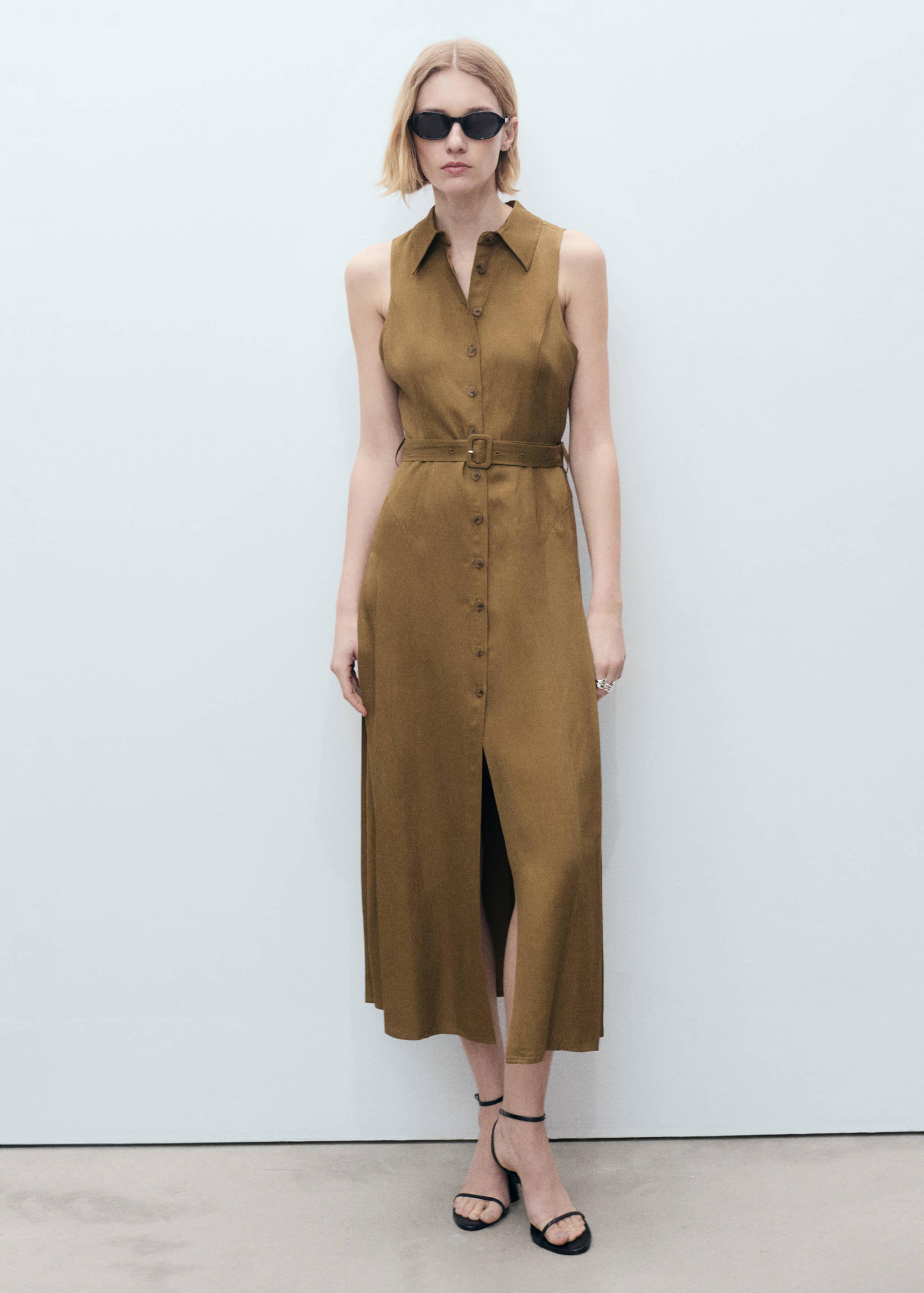 Vestido camiseiro de linho com cinto - Plano geral