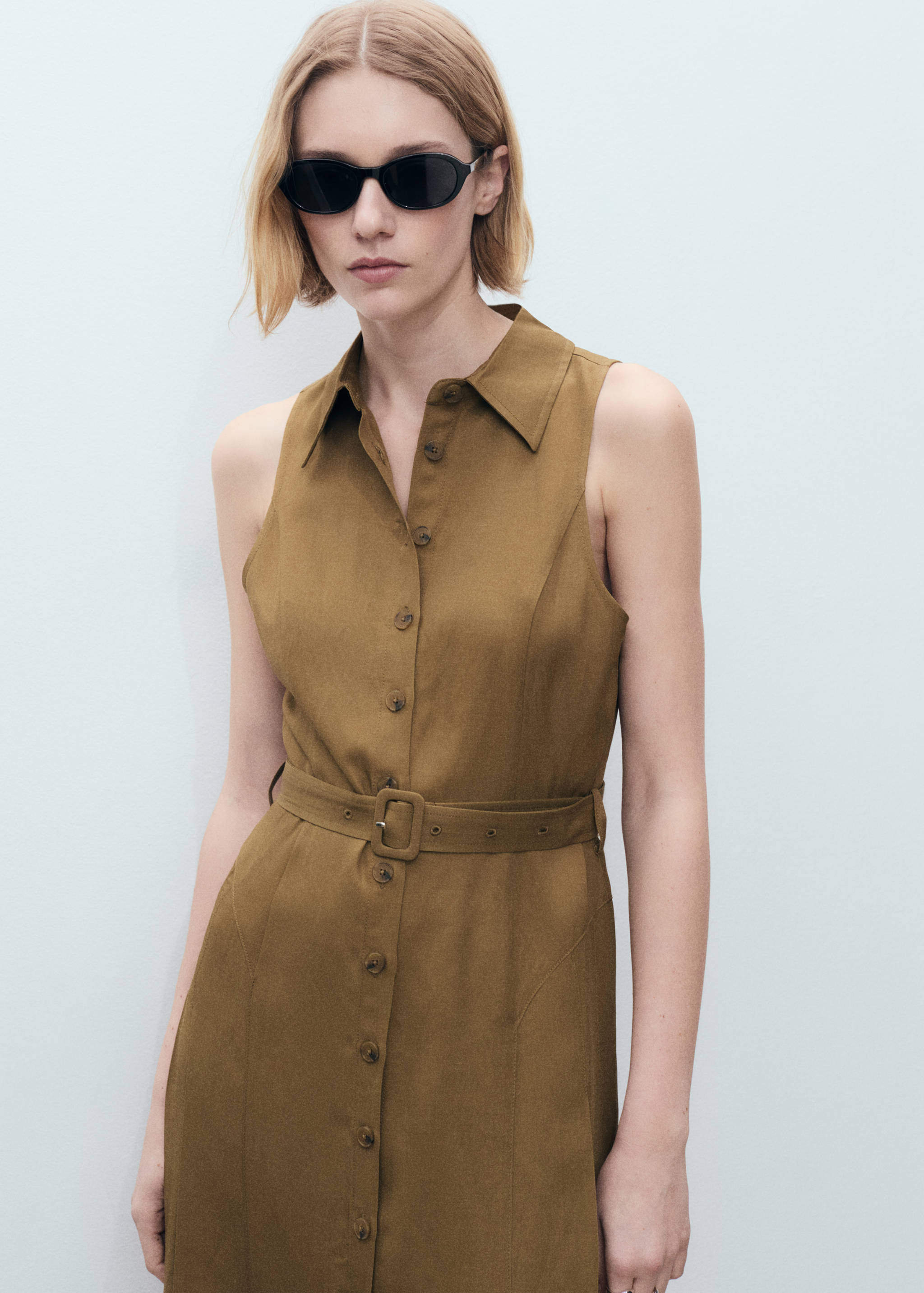 Vestido camiseiro de linho com cinto - Plano médio