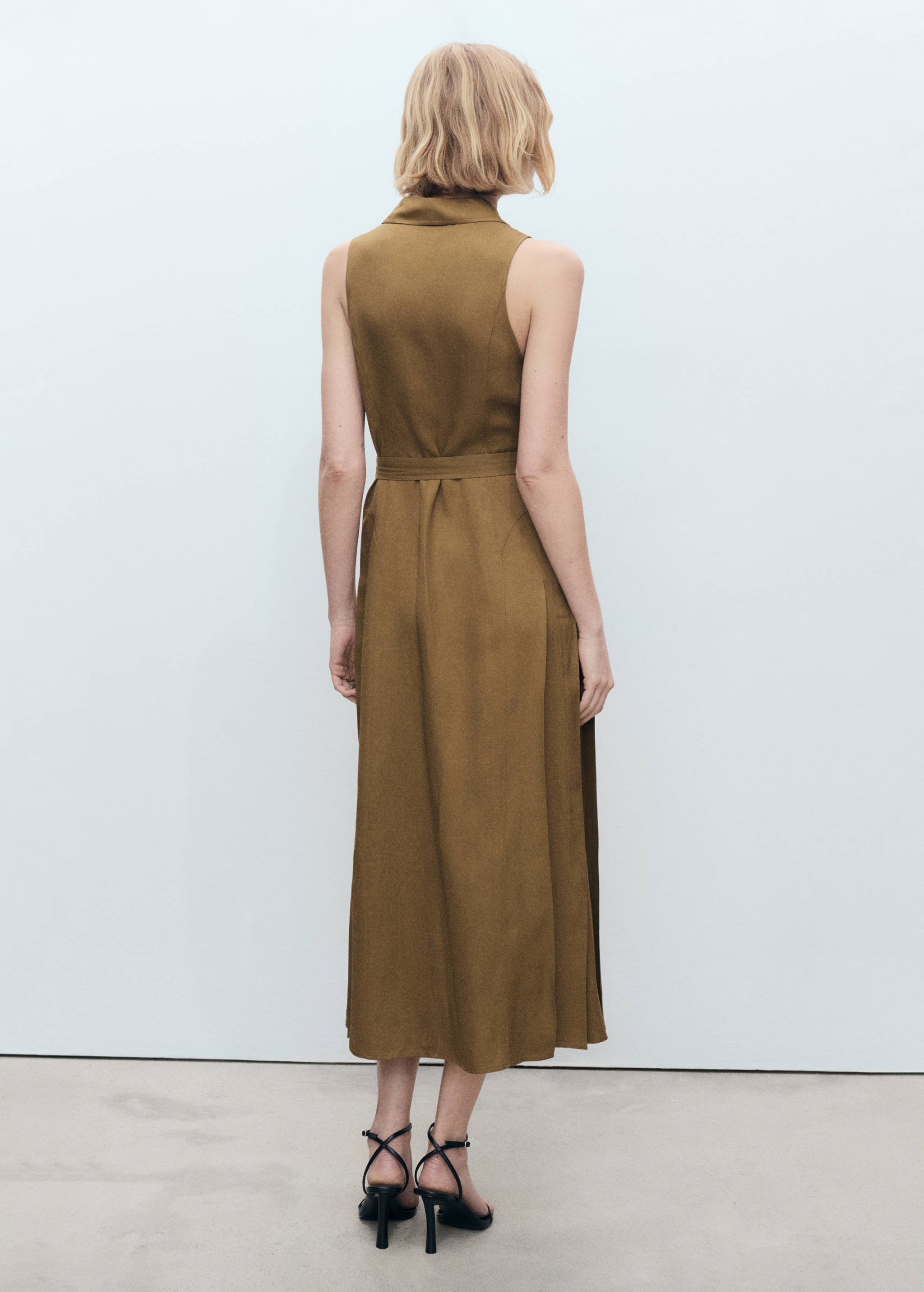 Vestido camiseiro de linho com cinto - Verso do artigo