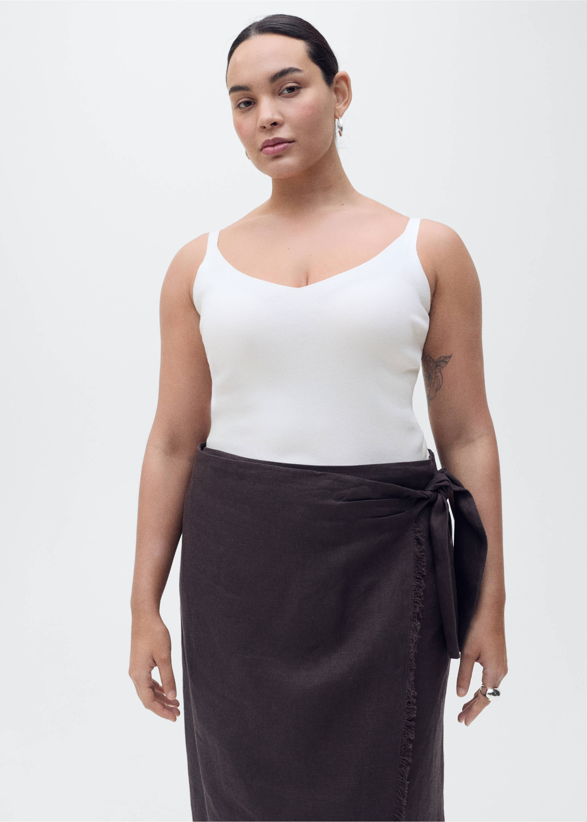 V-neck knit top - Details of the article 5, Ecru. Ref: 87037184-00.