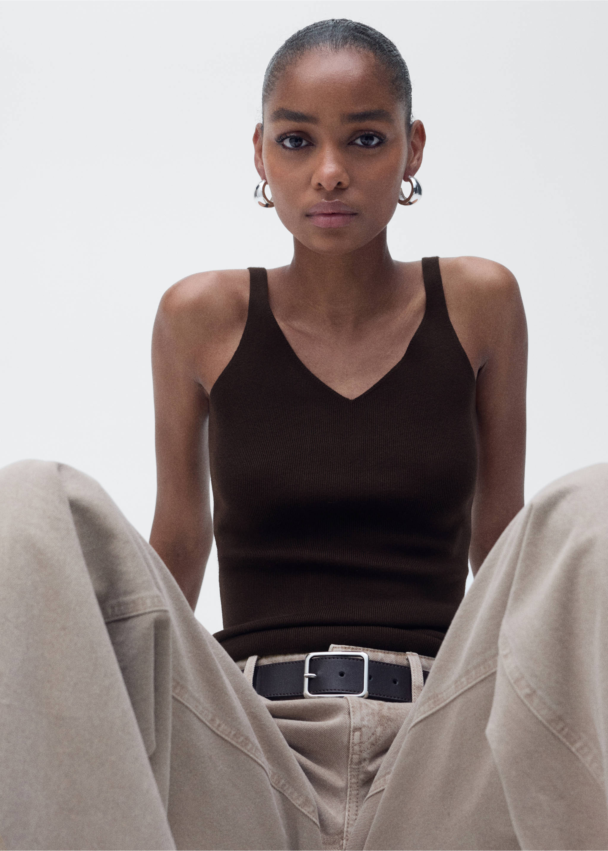 V-neck knit top - Details of the article 2, Chocolate. Ref: 87037184-00.
