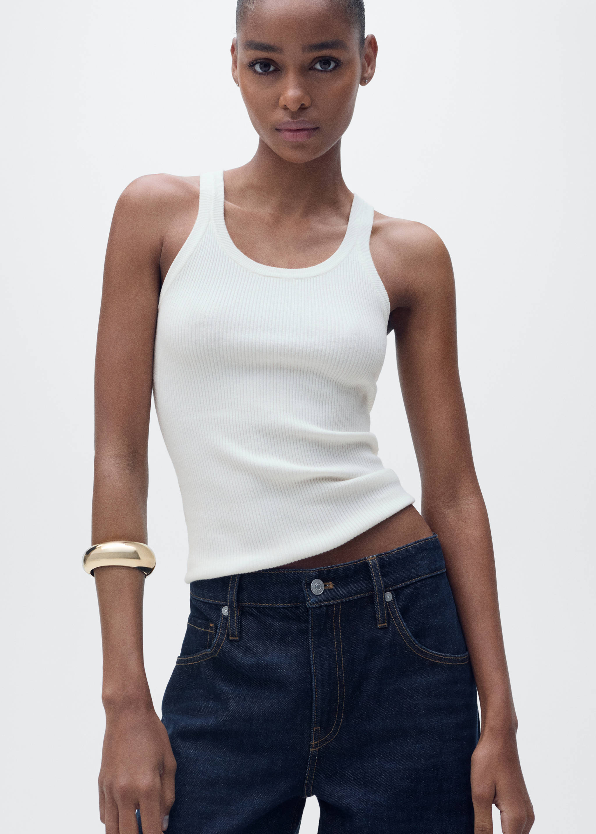 Топ из трикотажа в рубчик - Средний план