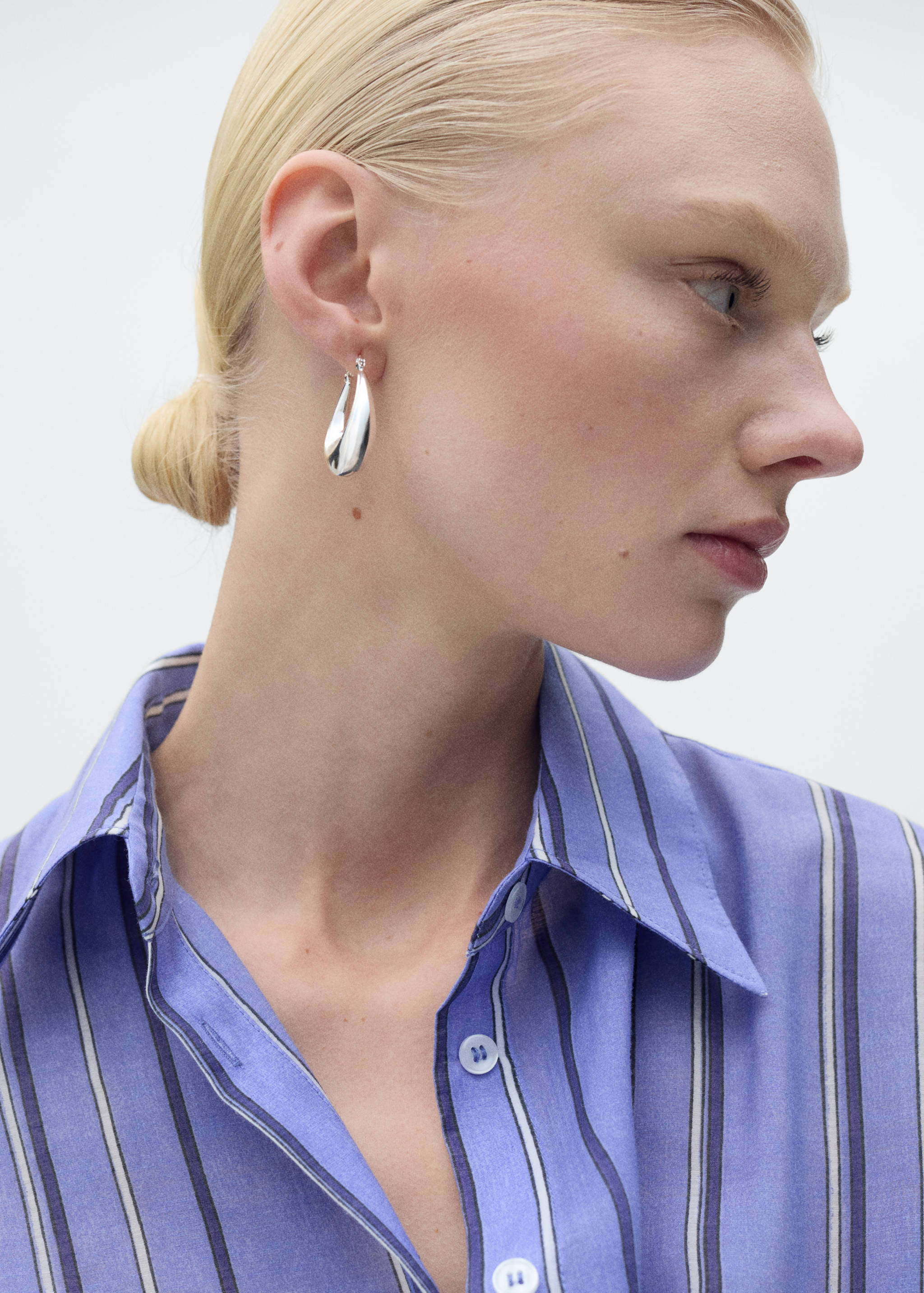 Camisa às riscas com fecho multiposições - Pormenor do artigo 6