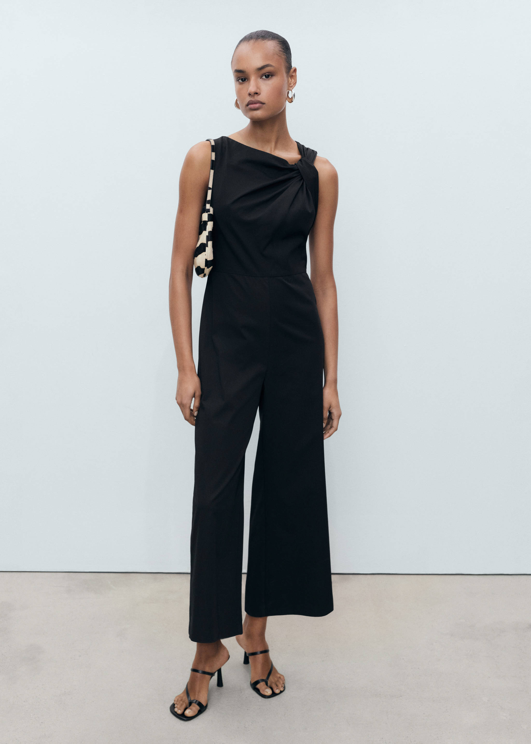 Lange culotte-jumpsuit met gedrapeerde hals - Overzichtstekening