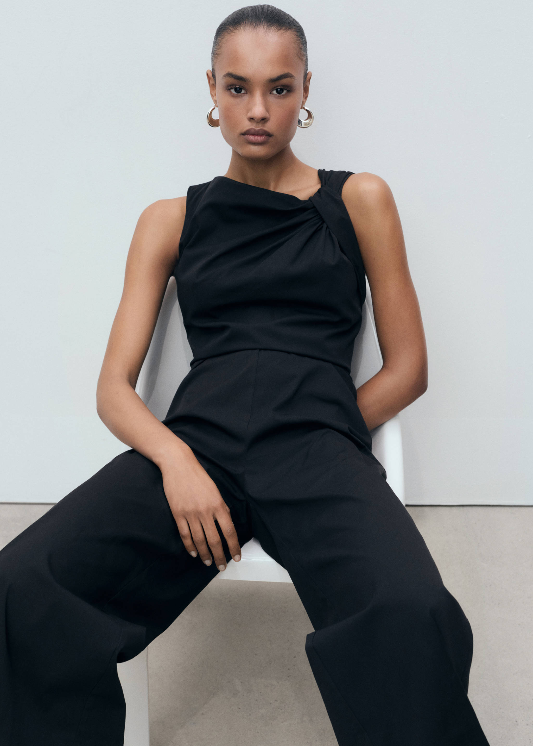 Lange culotte-jumpsuit met gedrapeerde hals - Detail van het artikel 2