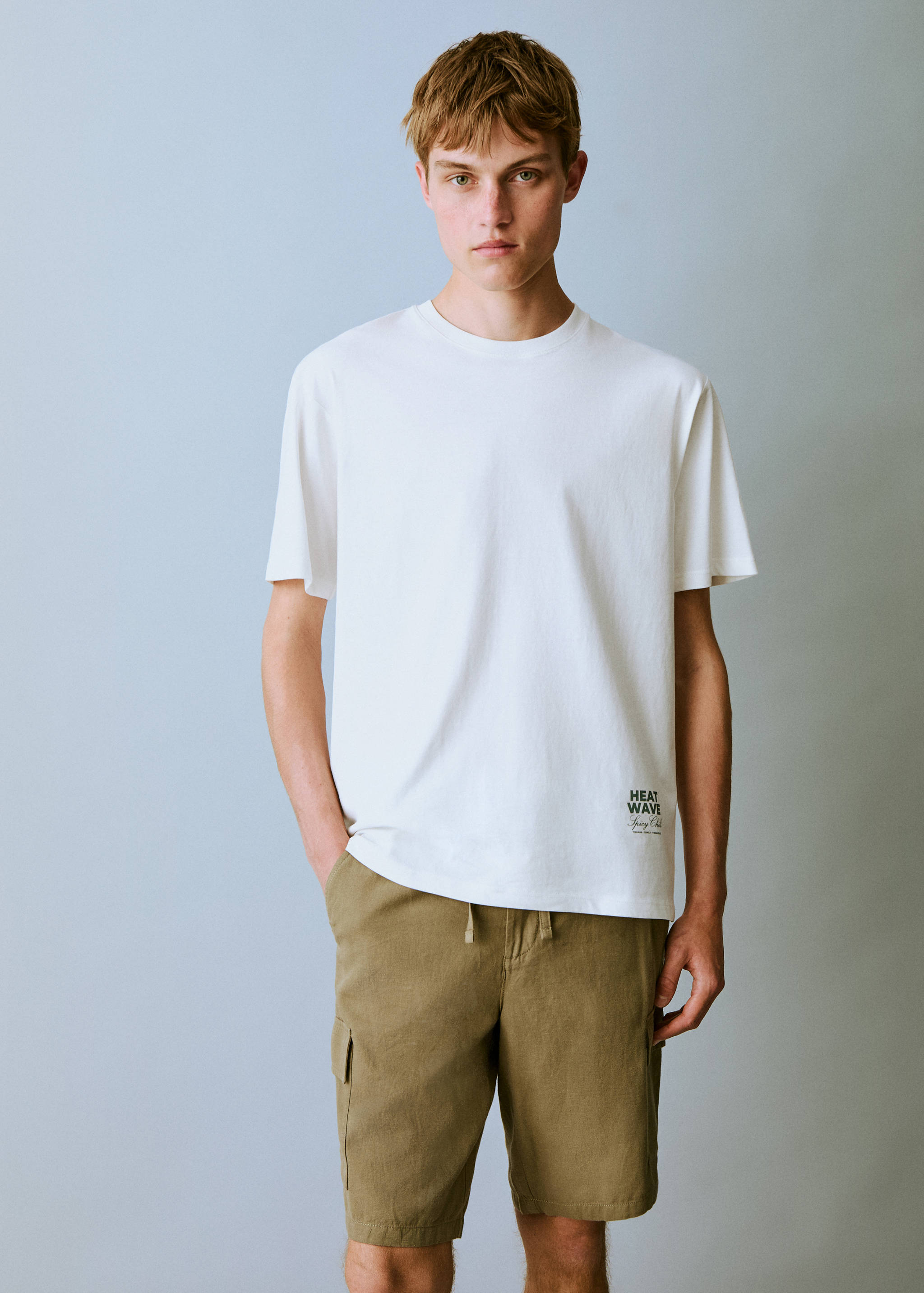 Футболка с принтом - Средний план