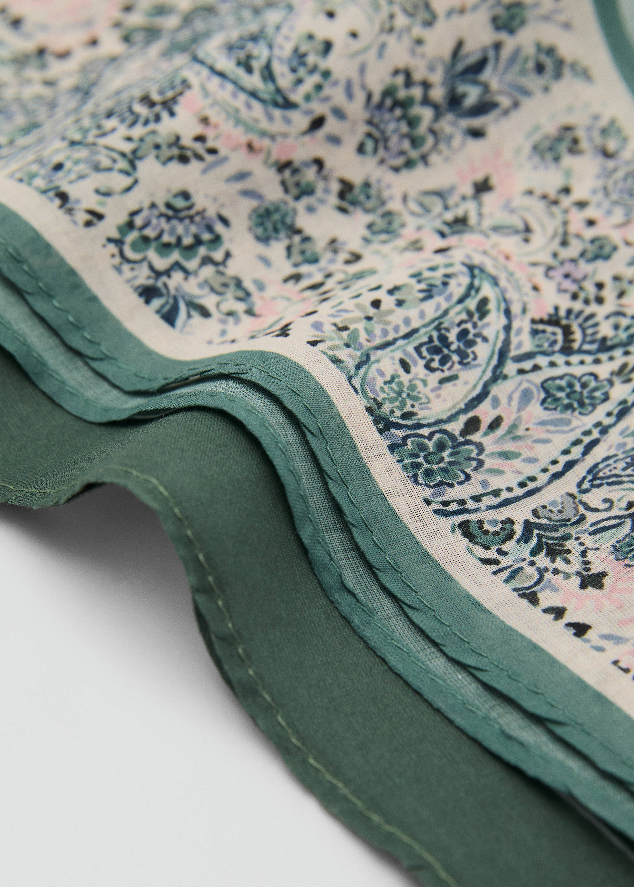 Set 2 pañuelos combinado - Plano medio