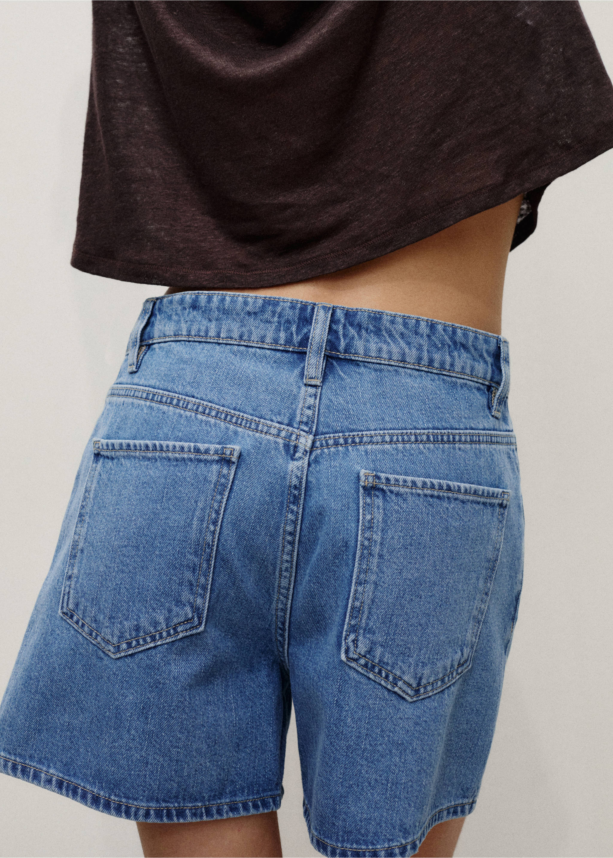 High-waisted straight-fit denim shorts - Details of the article 2, Medium Blue. Ref: 87037702-00.