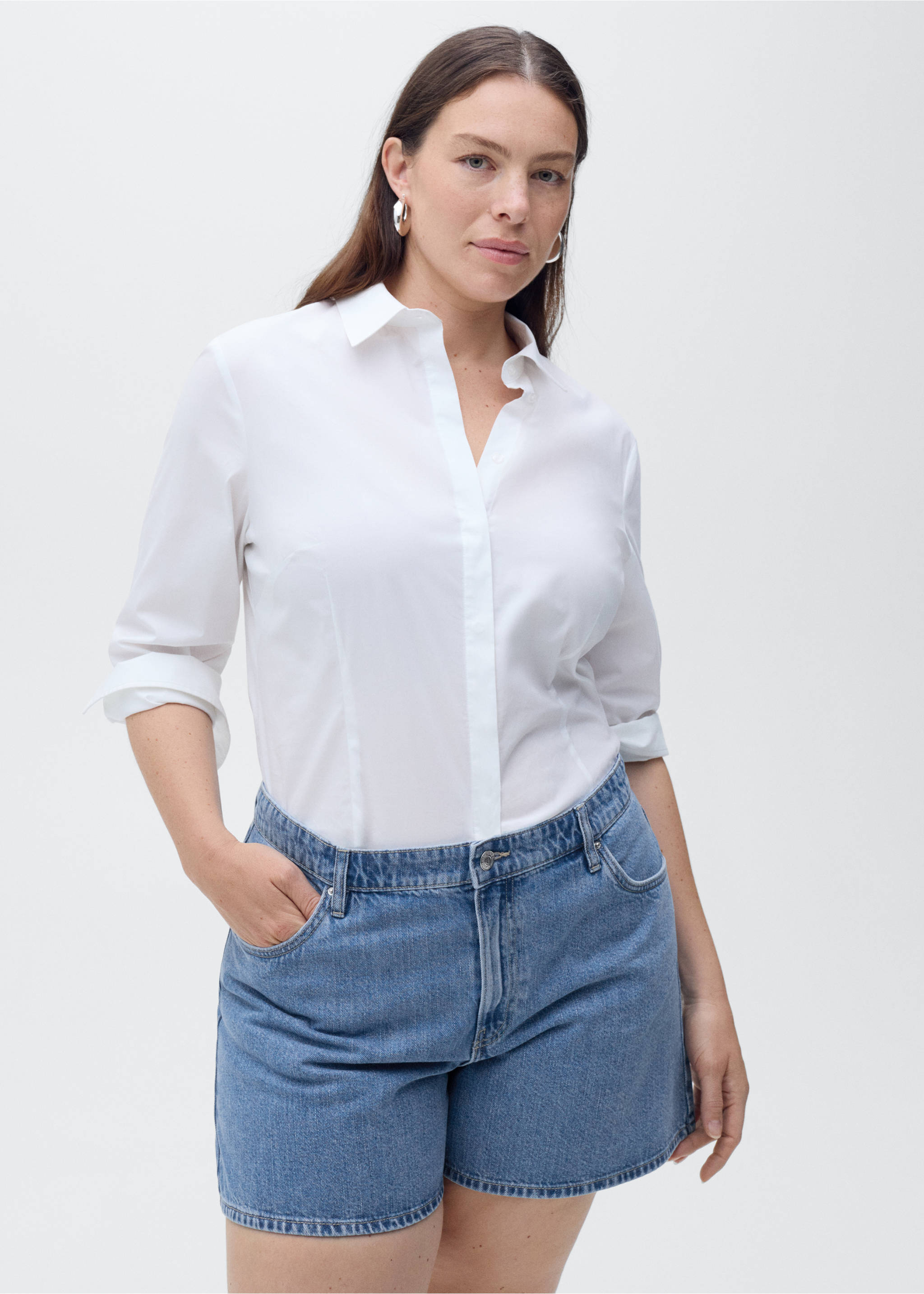 High-waisted straight-fit denim shorts - Details of the article 5, Medium Blue. Ref: 87037702-00.