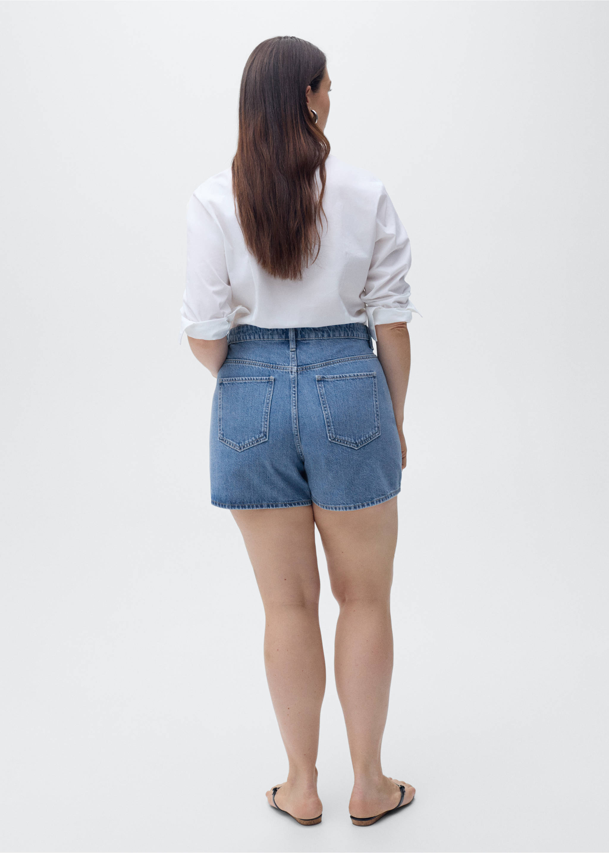 High-waisted straight-fit denim shorts - Details of the article 4, Medium Blue. Ref: 87037702-00.