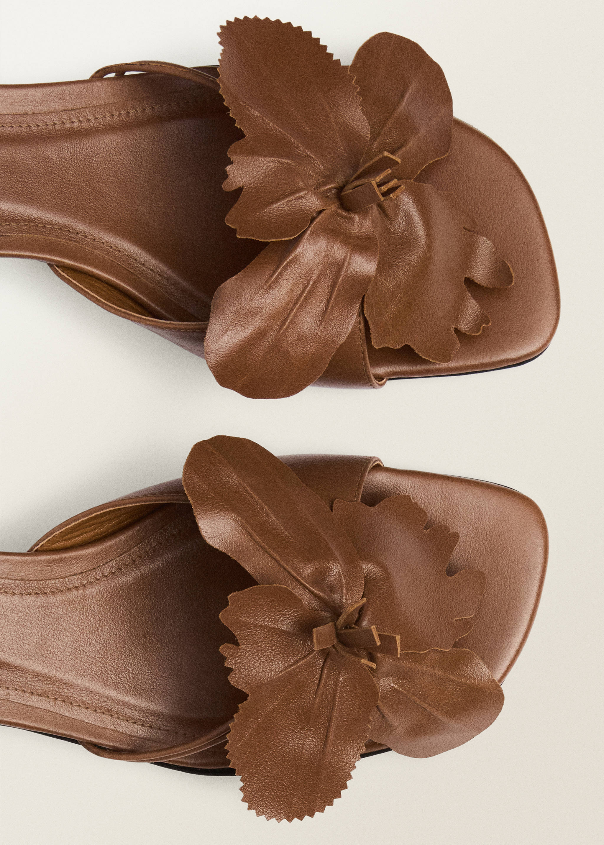 Leather heeled sandals with flower detail - Details of the article 3