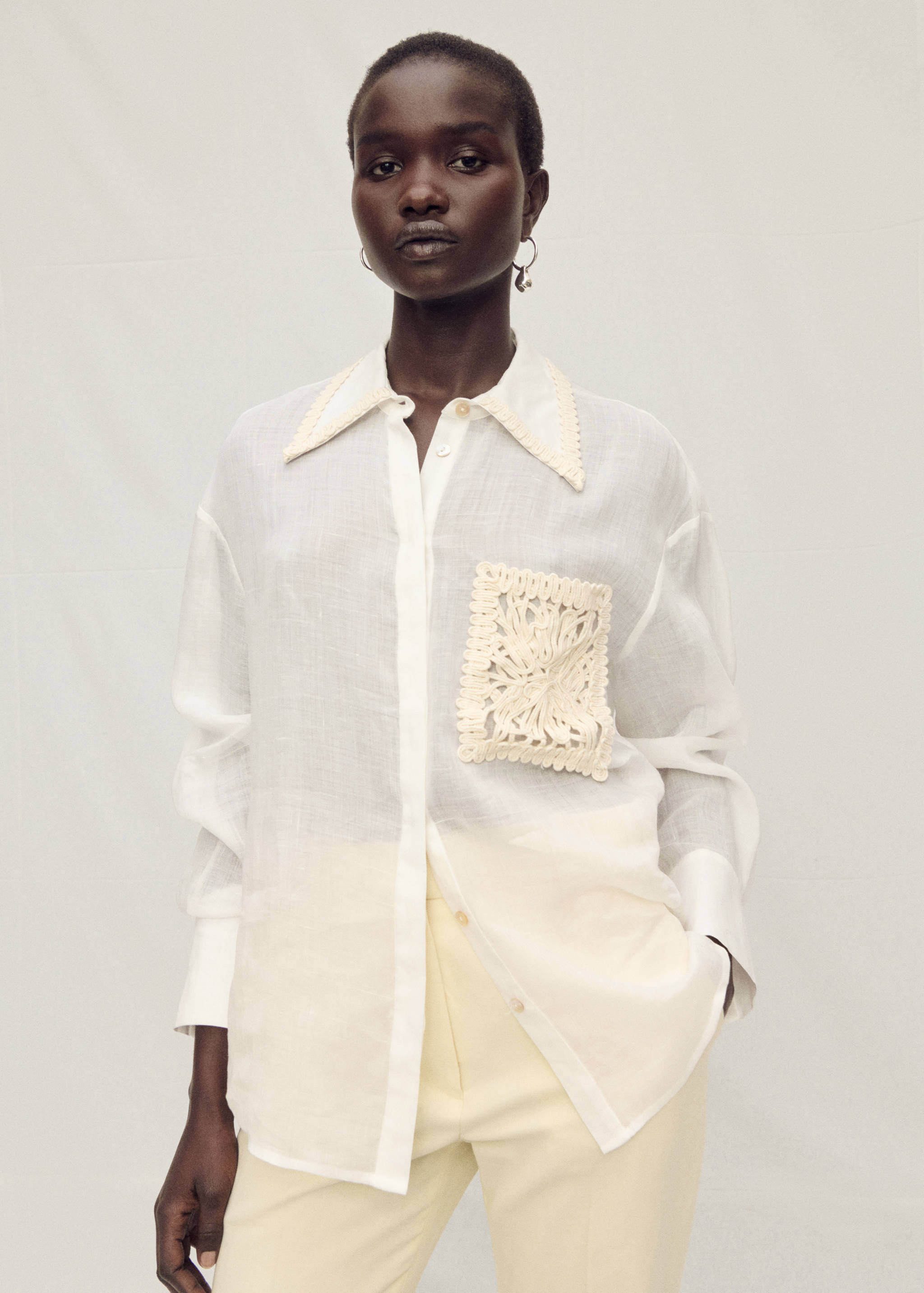 Ramie-Hemd mit bestickter Tasche - Mittlere Ansicht