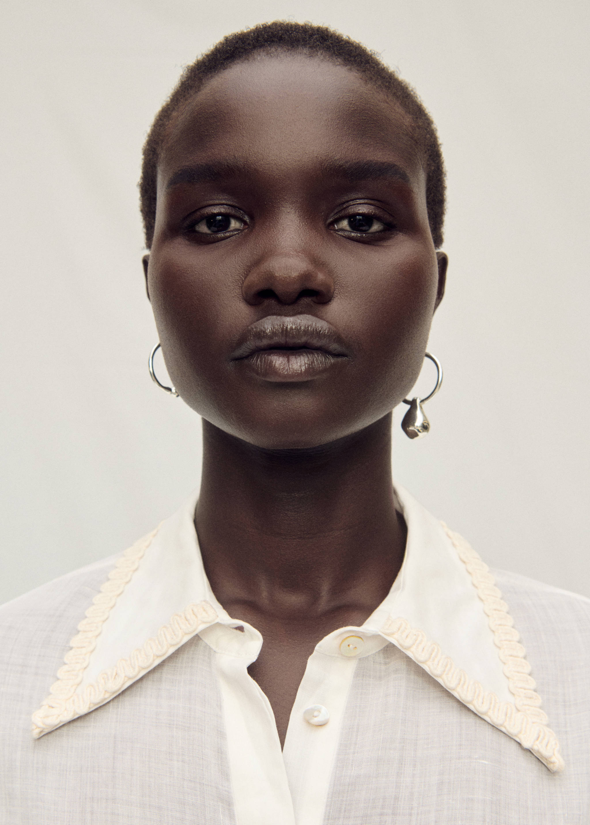 Ramie-Hemd mit bestickter Tasche - Detail des Artikels 1