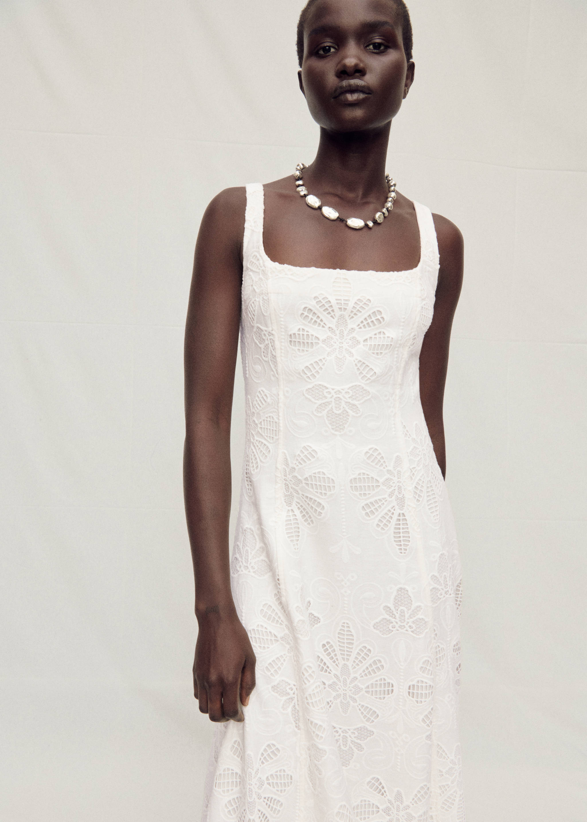 Vestido evasé de linho com bordado de flores - Plano médio