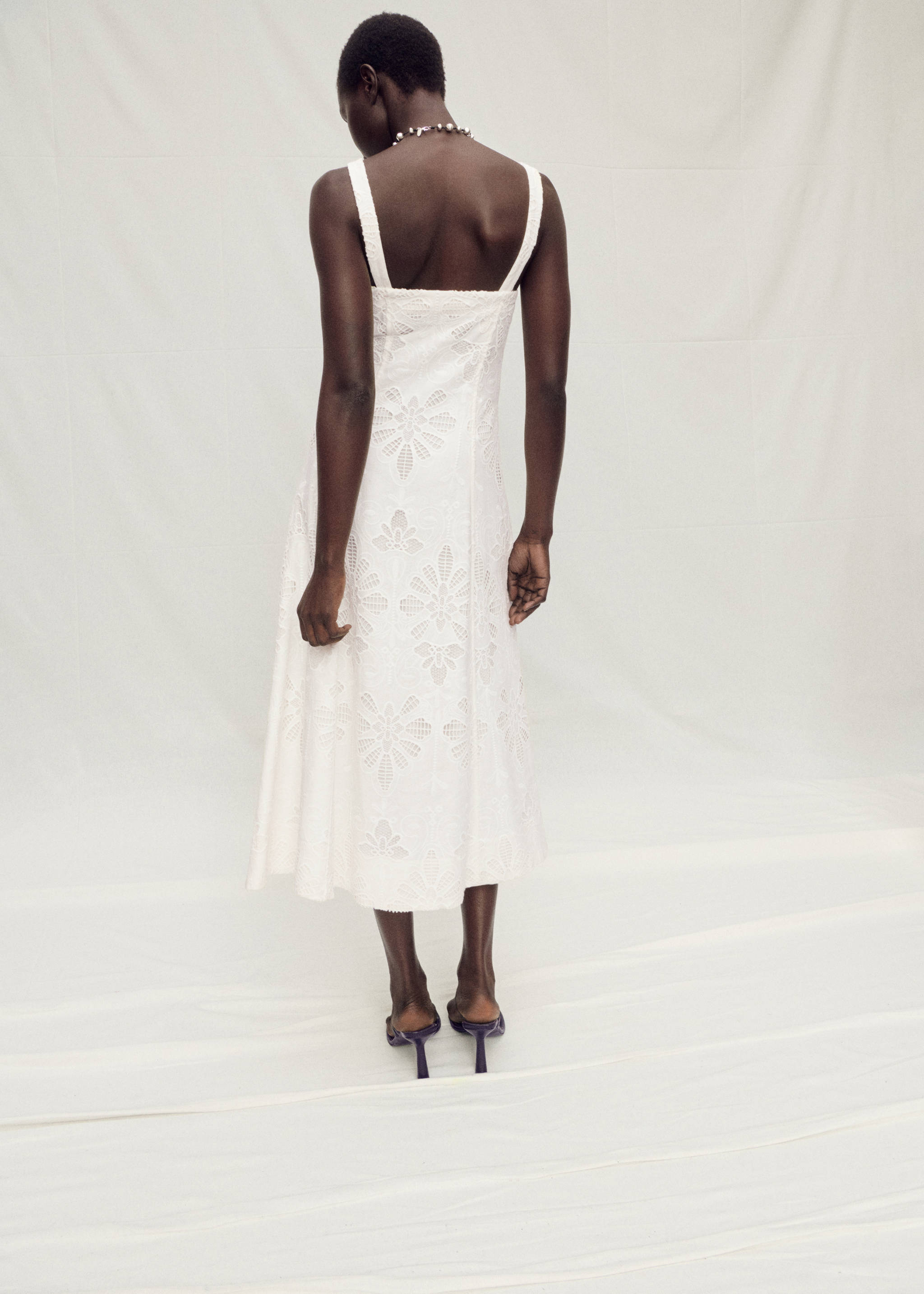 Vestido evasé de linho com bordado de flores - Verso do artigo