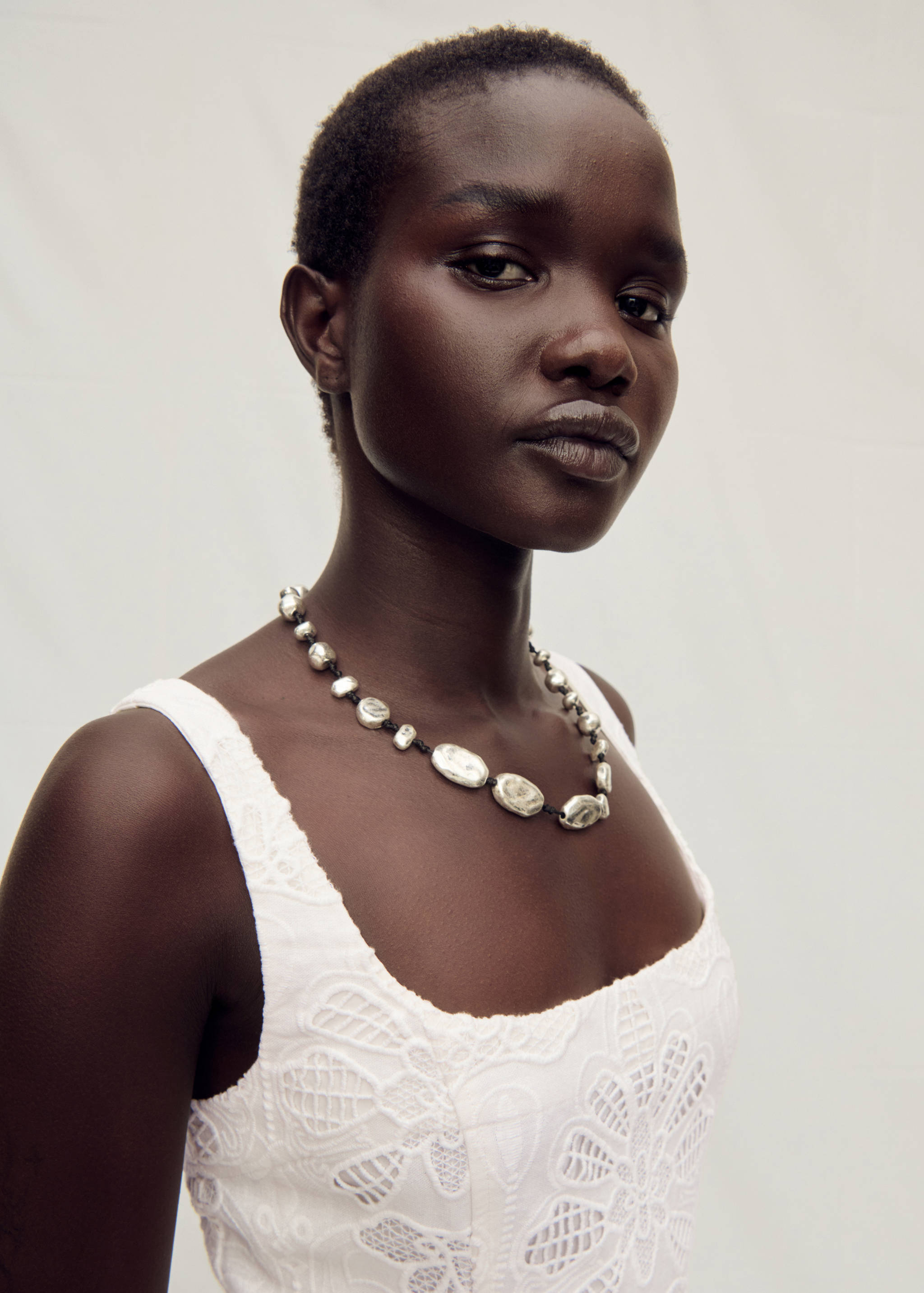 Vestido evasé de linho com bordado de flores - Pormenor do artigo 1