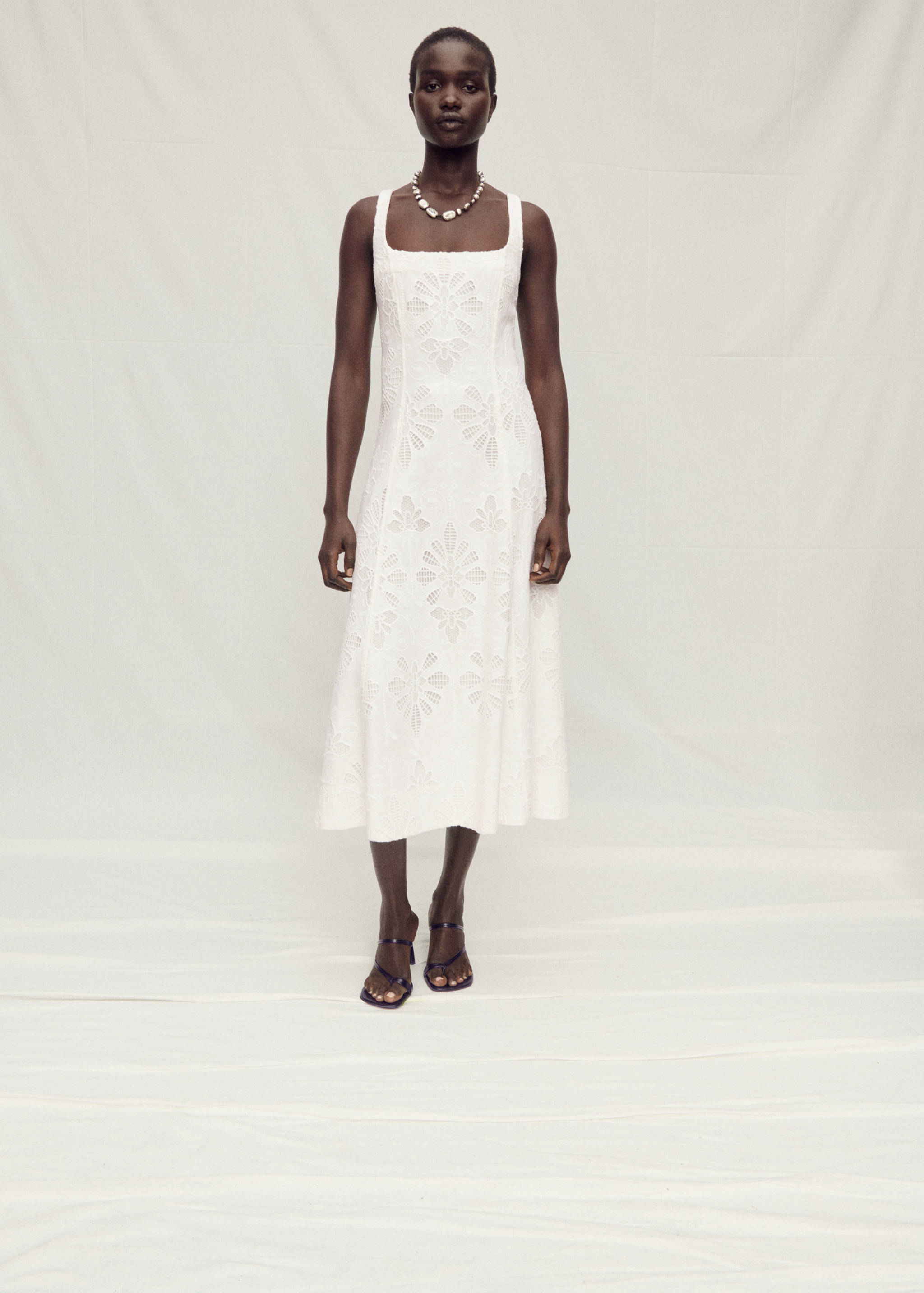 Vestido evasé de linho com bordado de flores - Pormenor do artigo 2