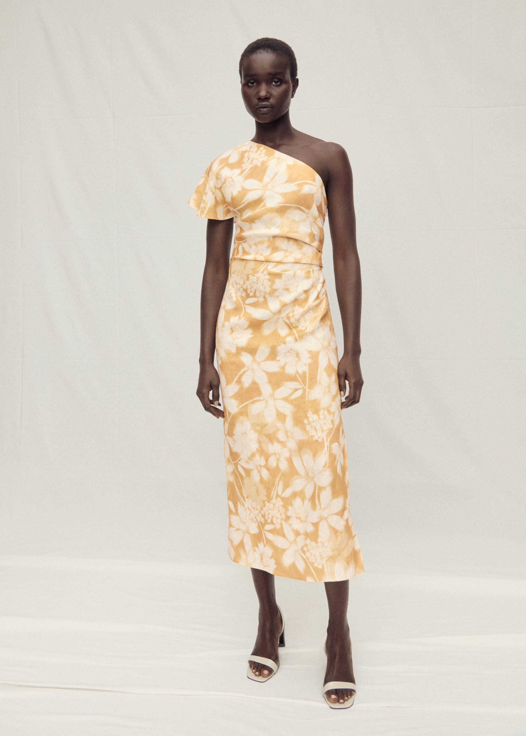 Vestido assimétrico de linho às flores - Plano geral