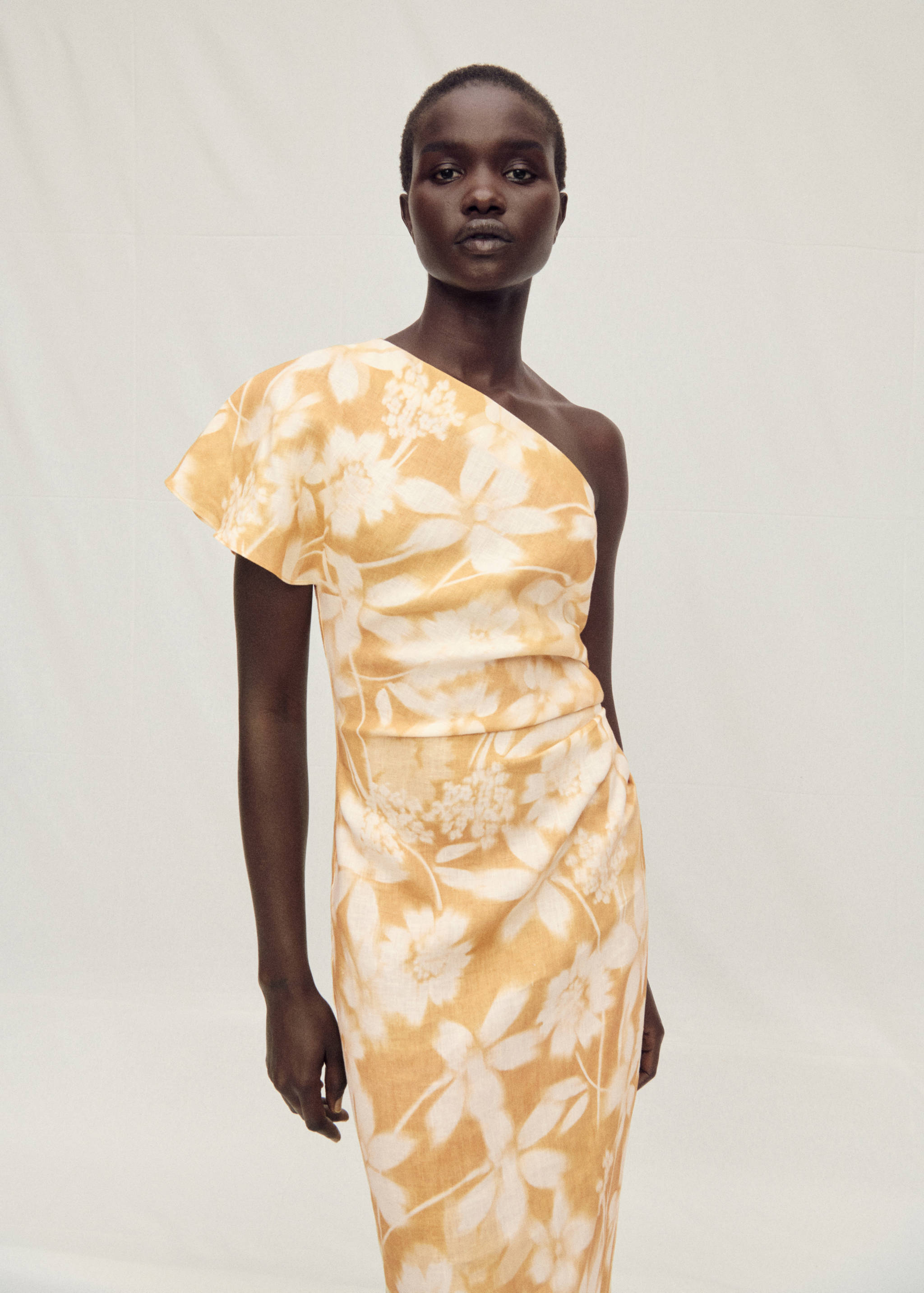 Vestido assimétrico de linho às flores - Plano médio