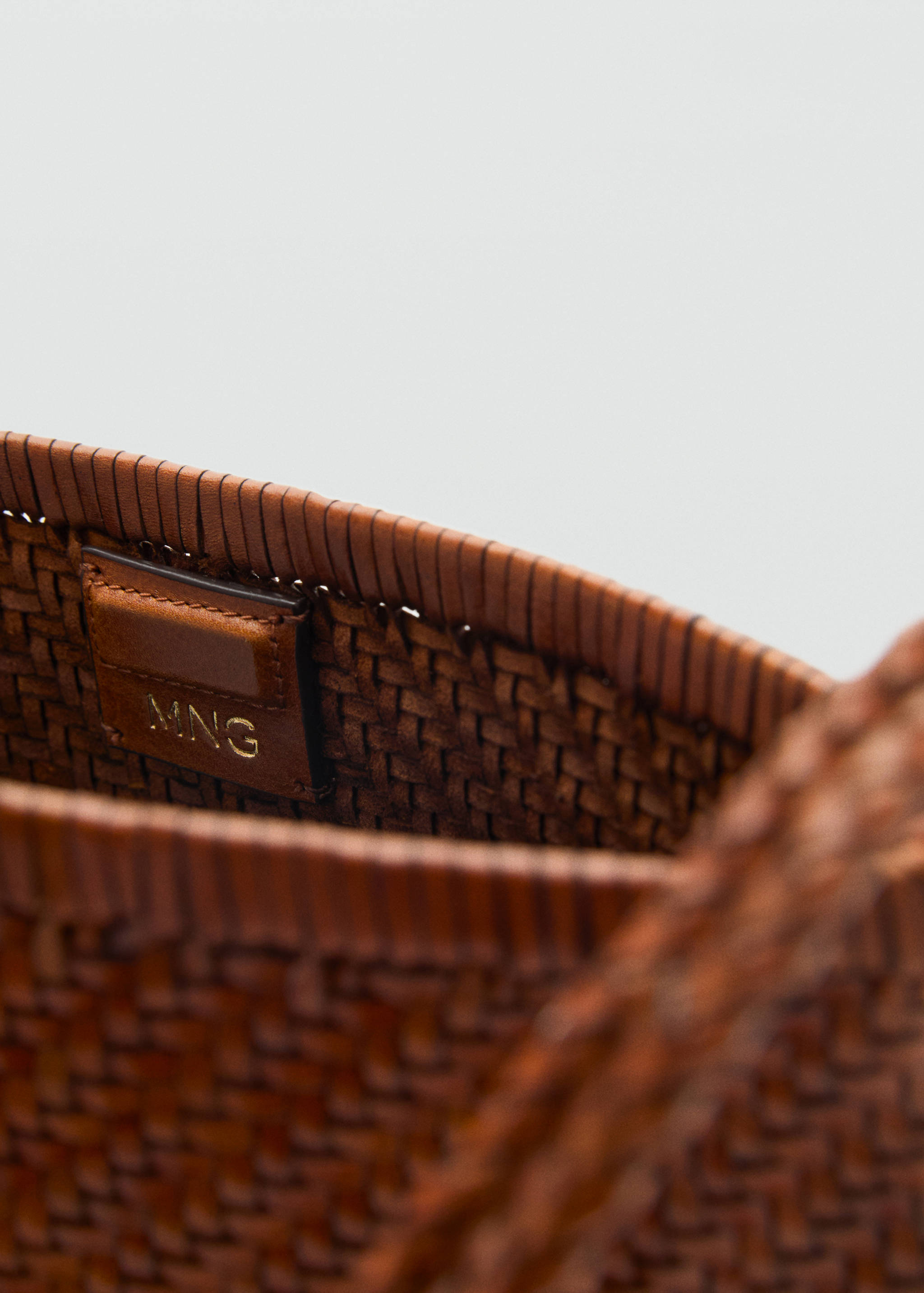 Mittelgroße Schultertasche aus geflochtenem Leder - Detail des Artikels 3