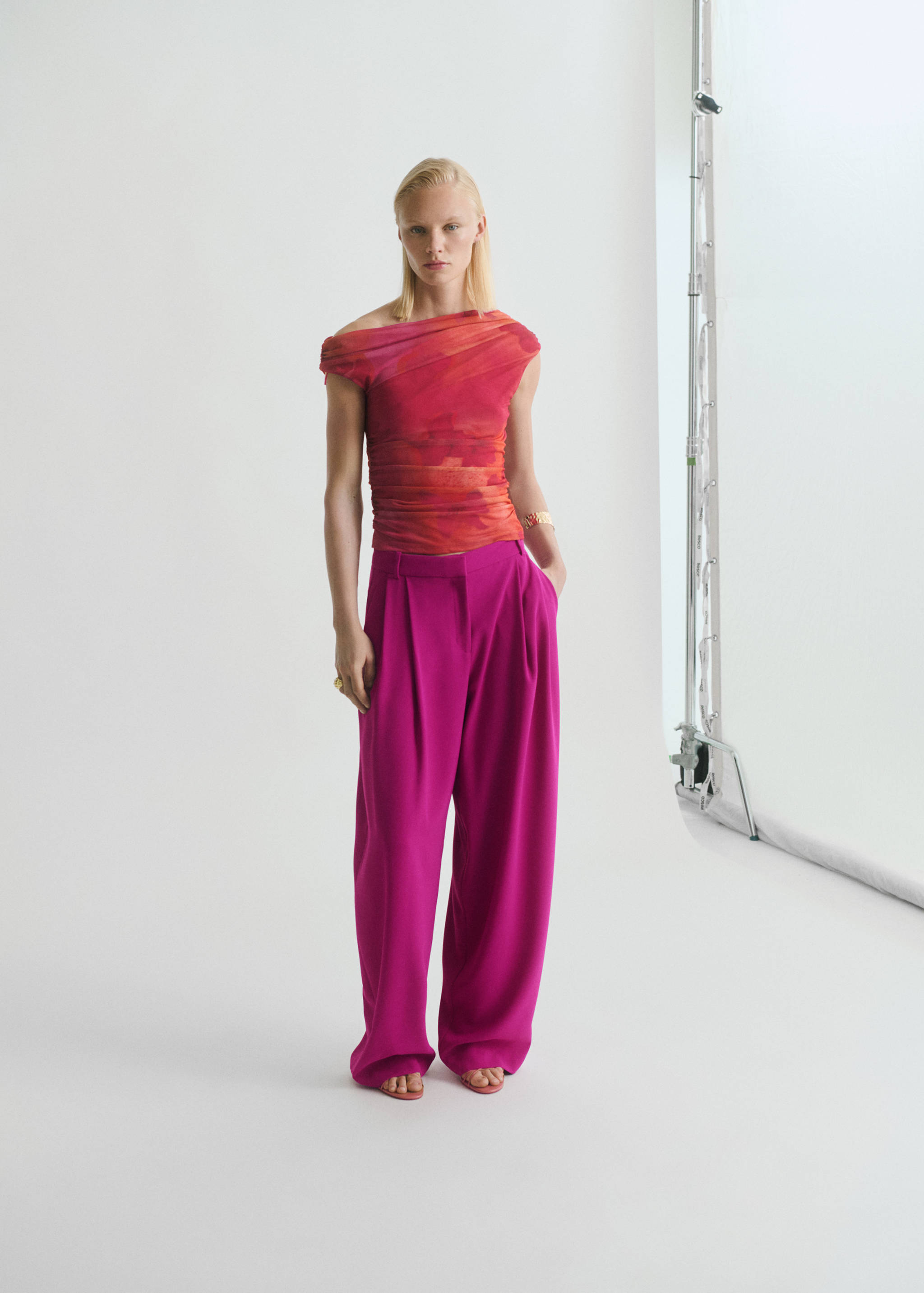 Top assimétrico às flores - Plano geral