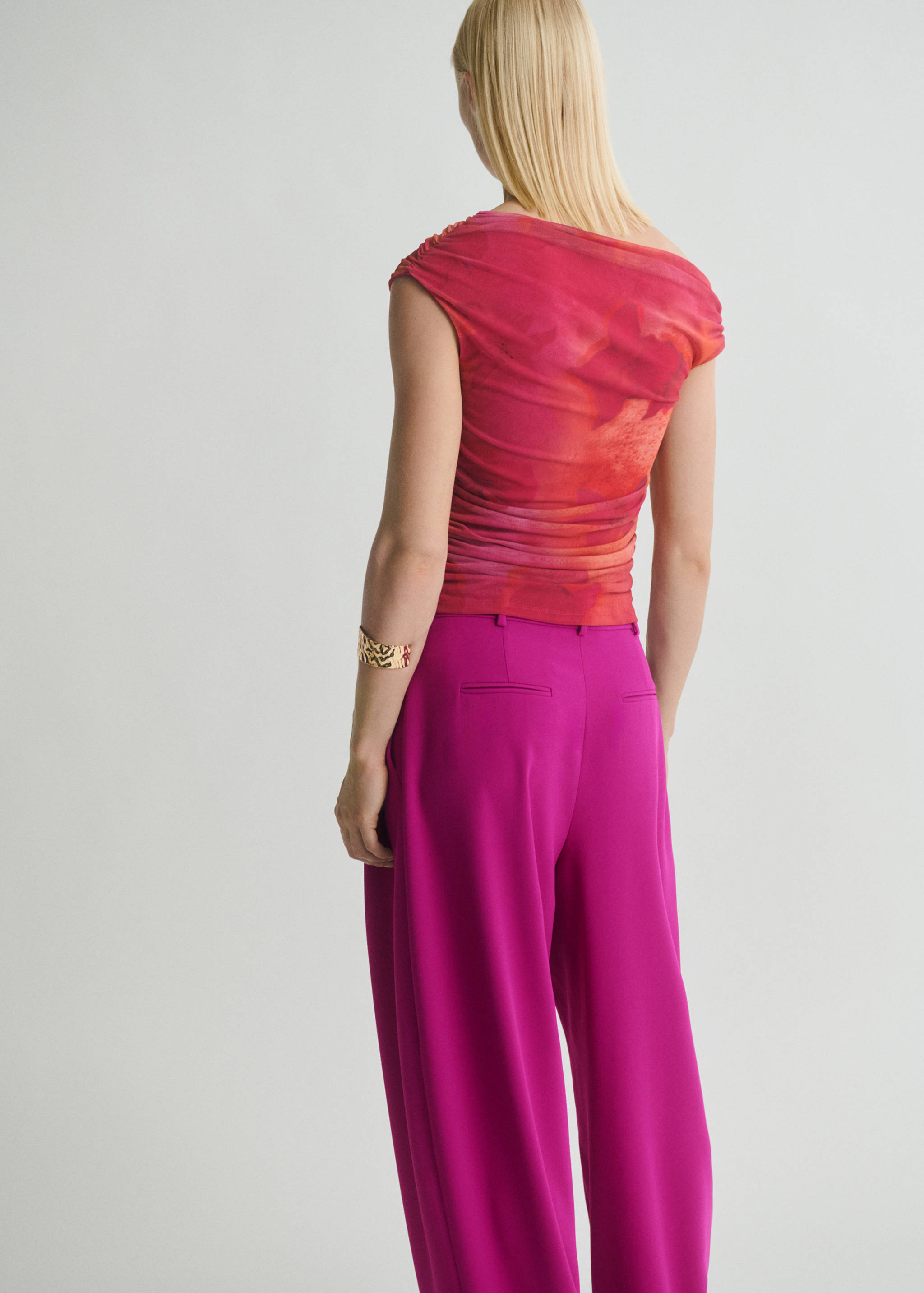 Top assimétrico às flores - Verso do artigo