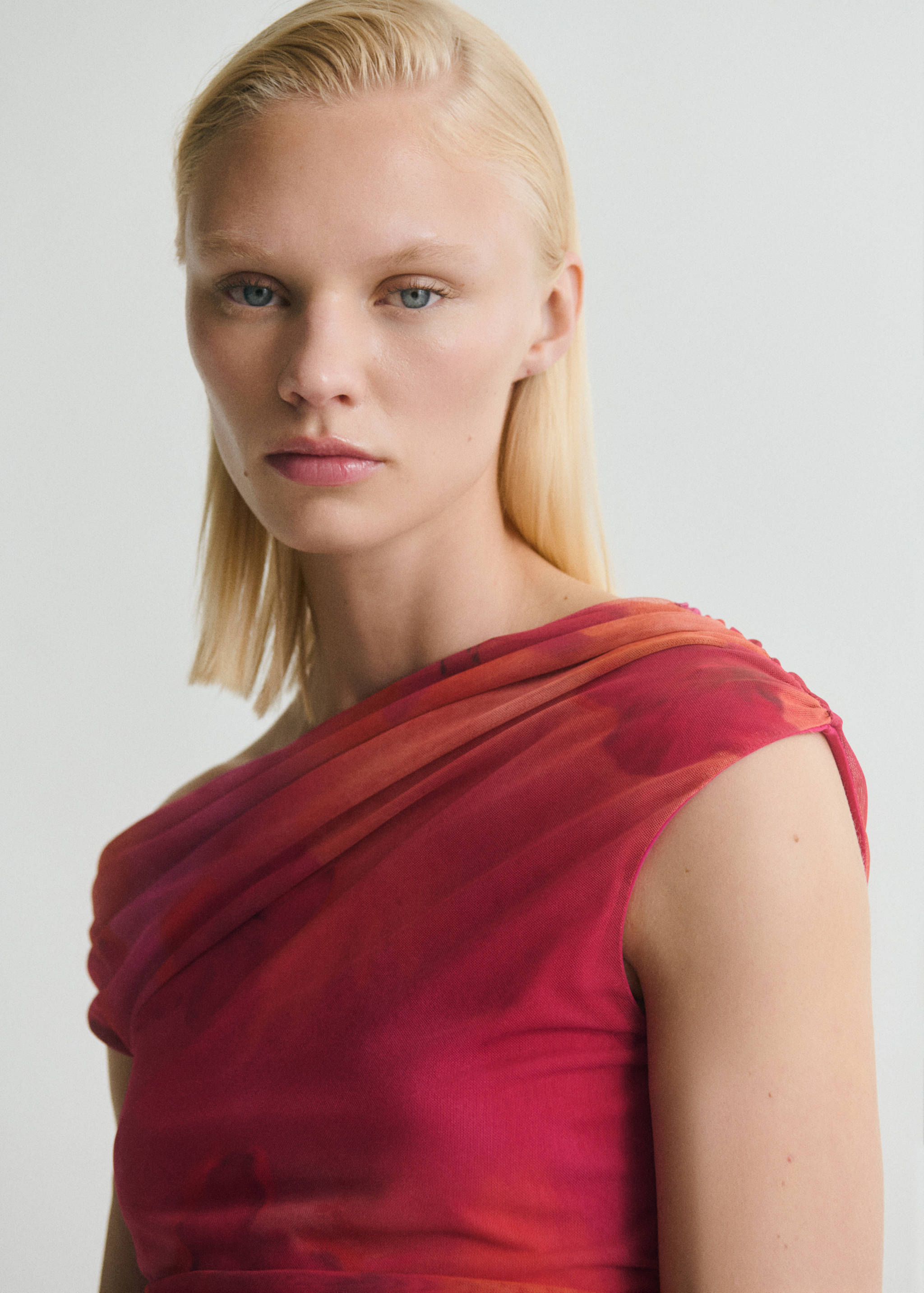 Top assimétrico às flores - Pormenor do artigo 1