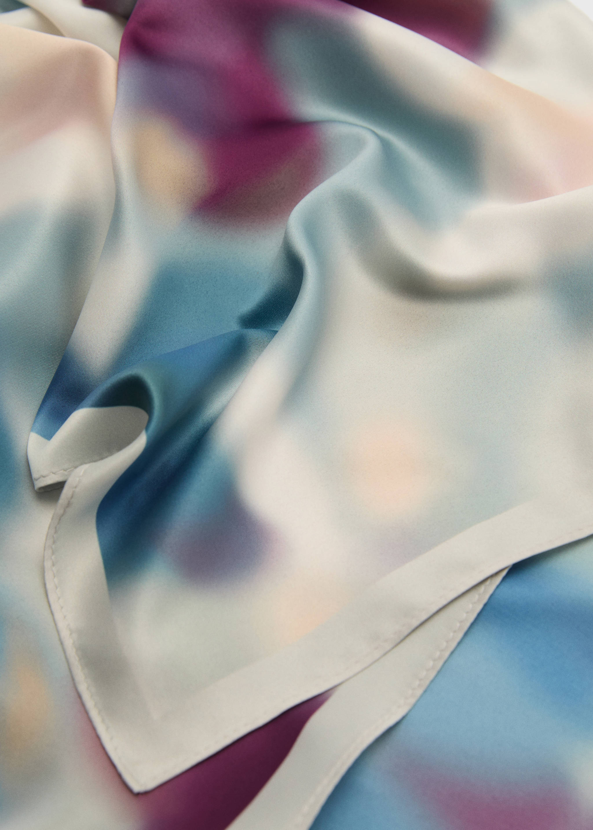 Foulard imprimé à fleurs - Plan moyen