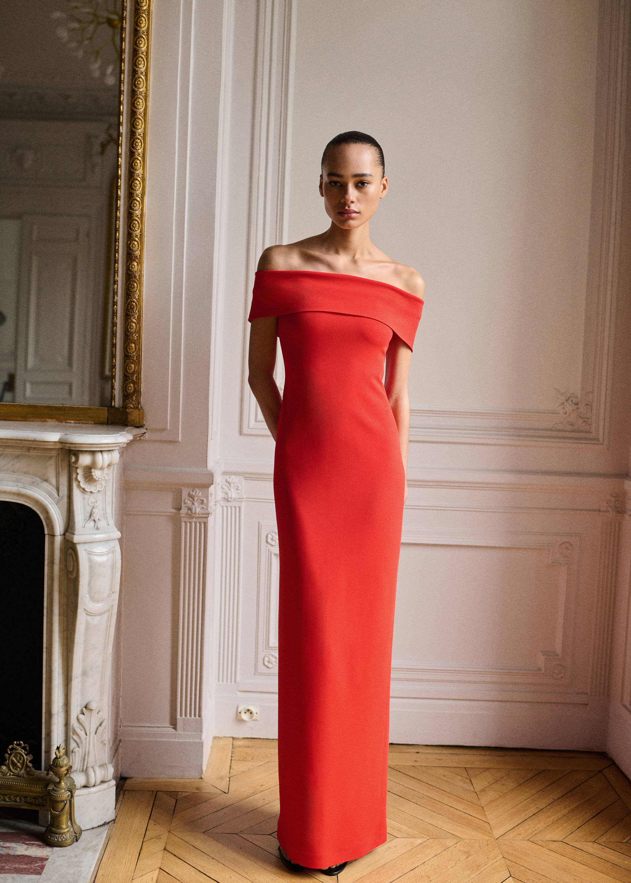 Vestido hombros descubiertos detalle abertura - Plano general