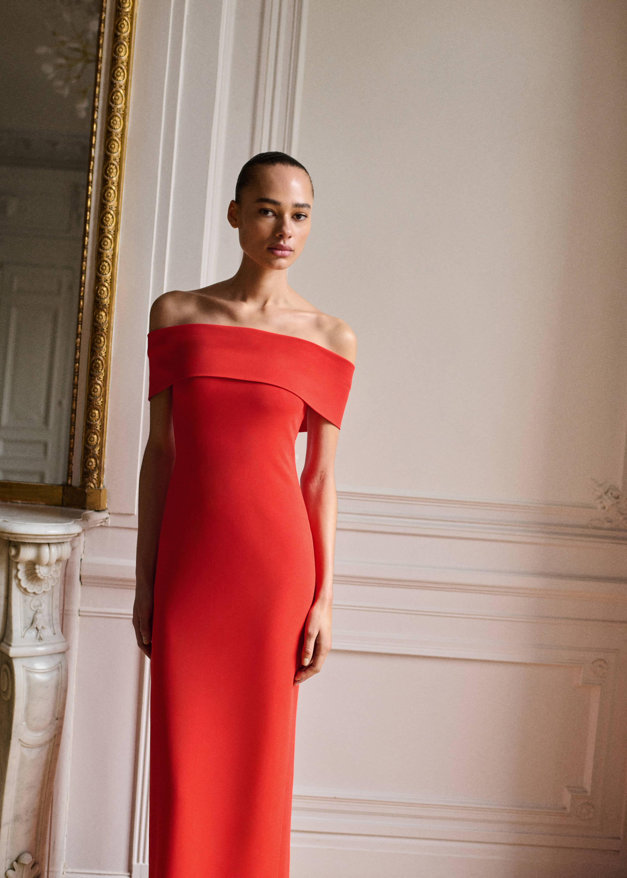 Vestido hombros descubiertos detalle abertura - Plano medio