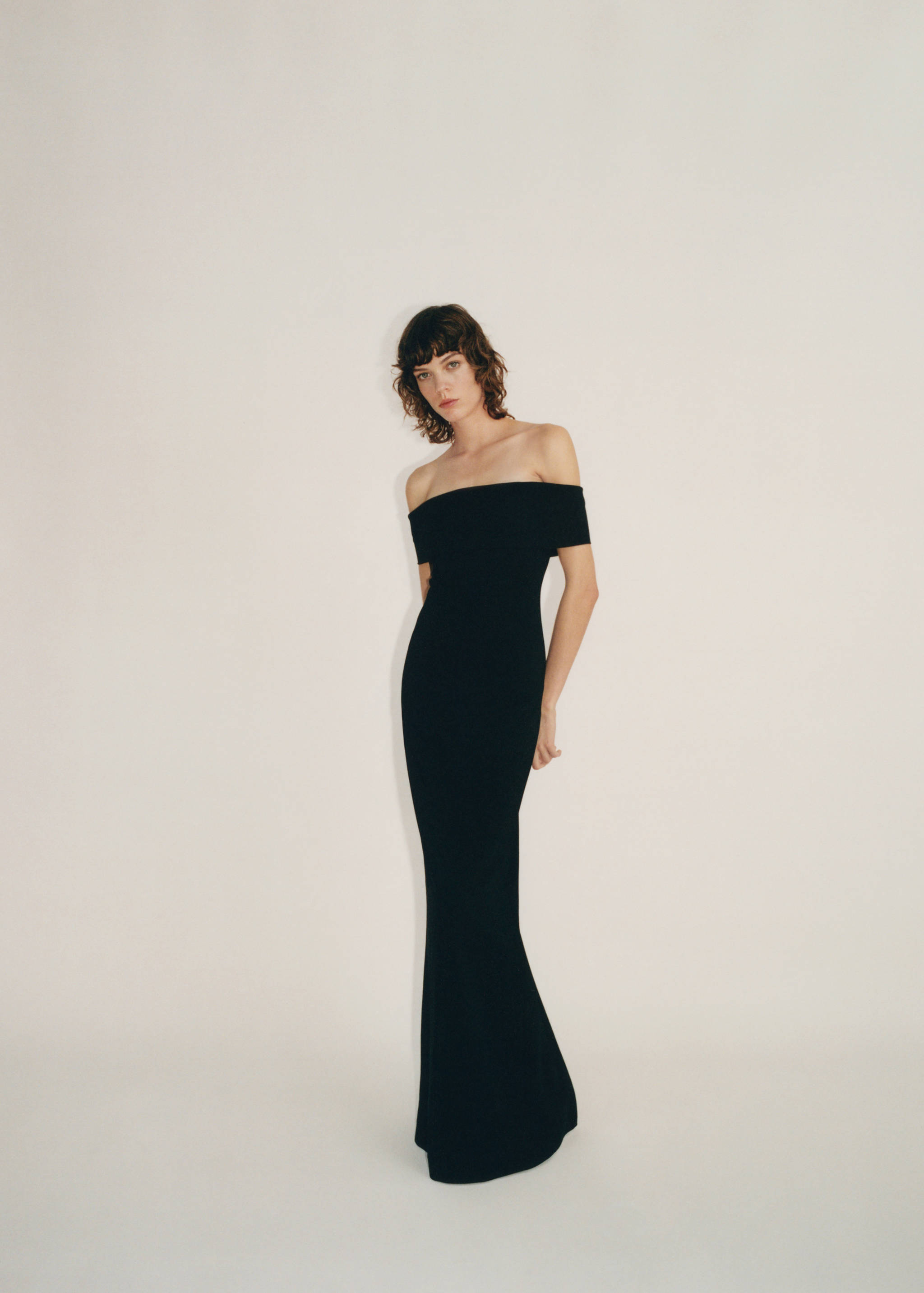 Off-the-shoulder dress with slit detail - General plane