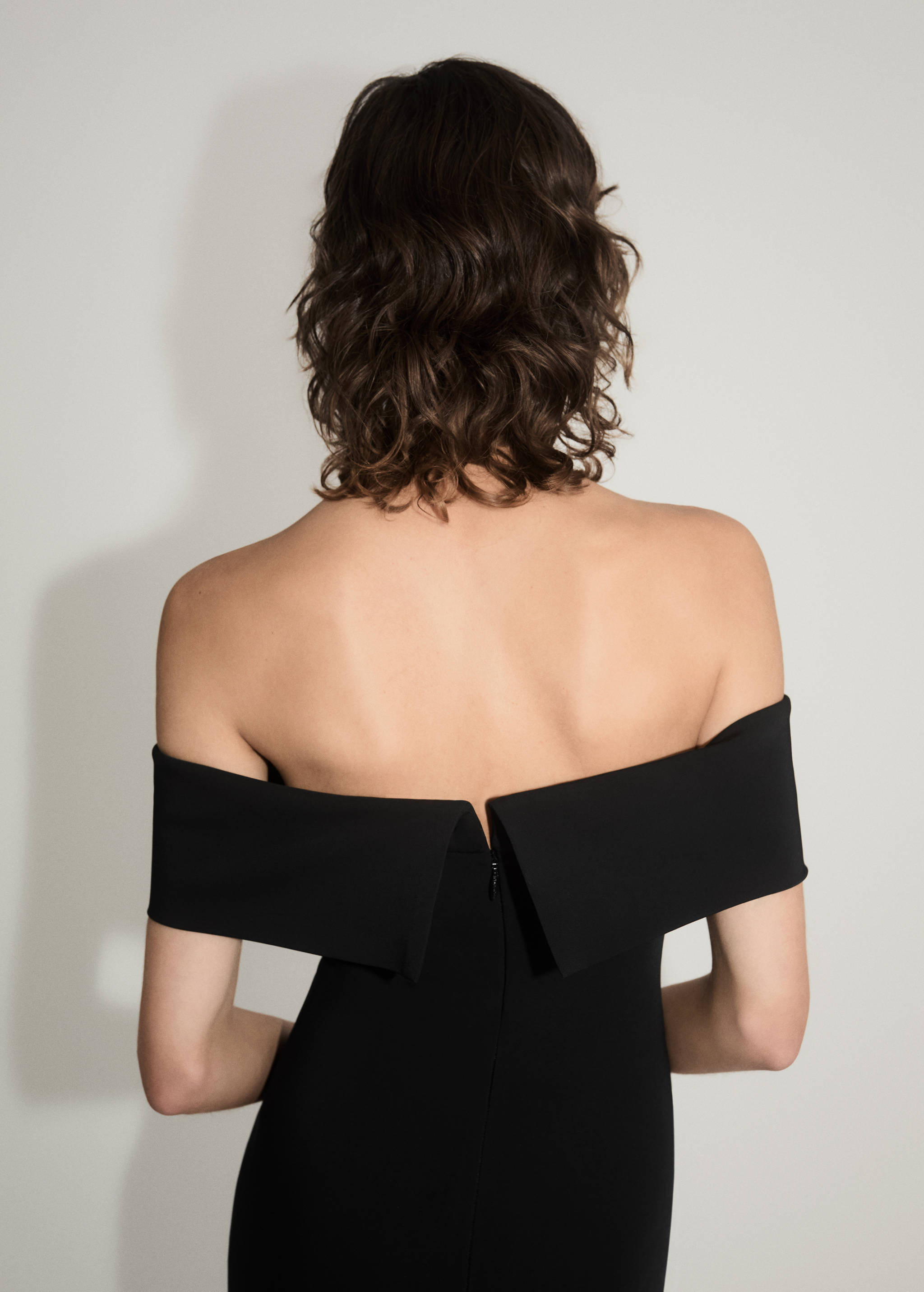 Off-the-shoulder dress with slit detail - Reverse of the article