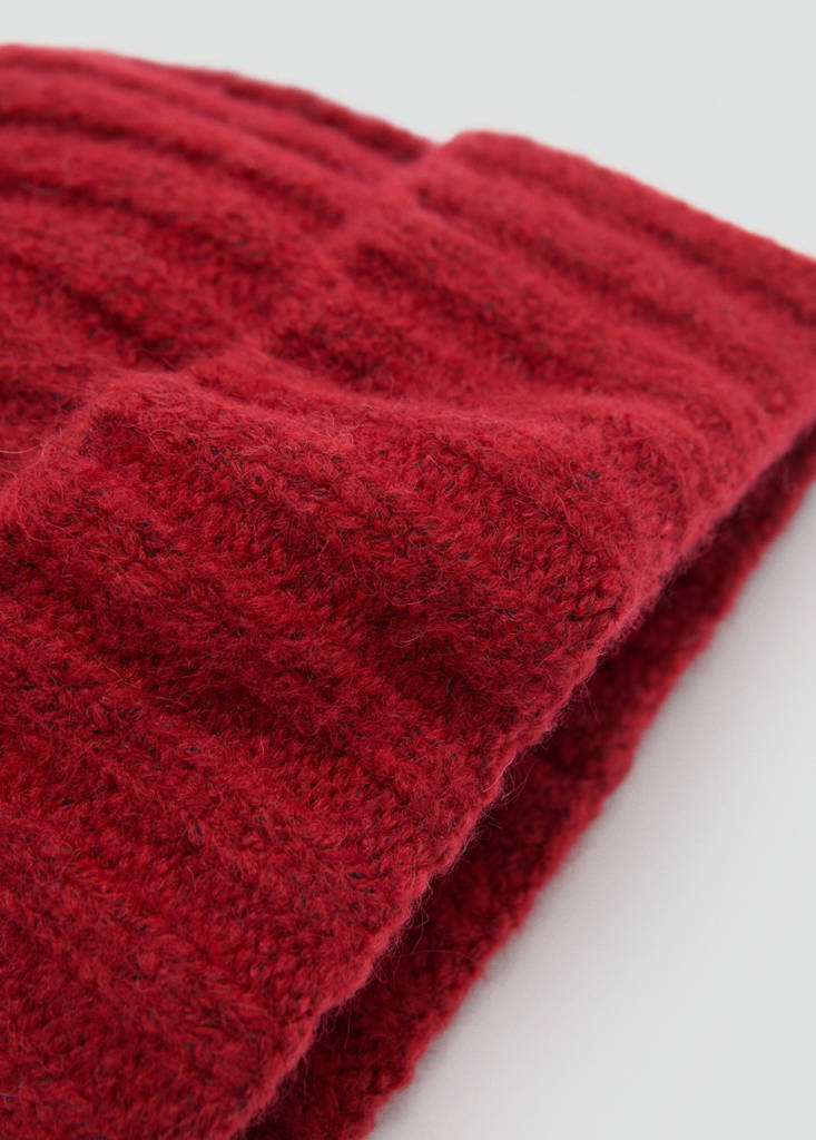 Ribbed knit beanie — Red