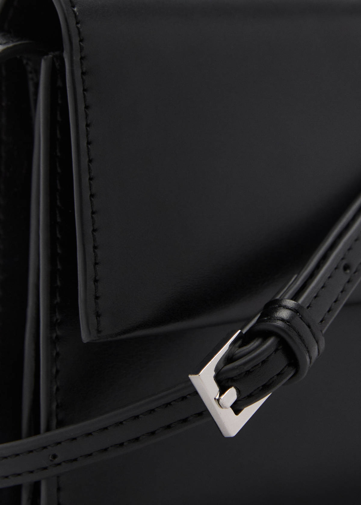 Crossbody bag with flap — Black