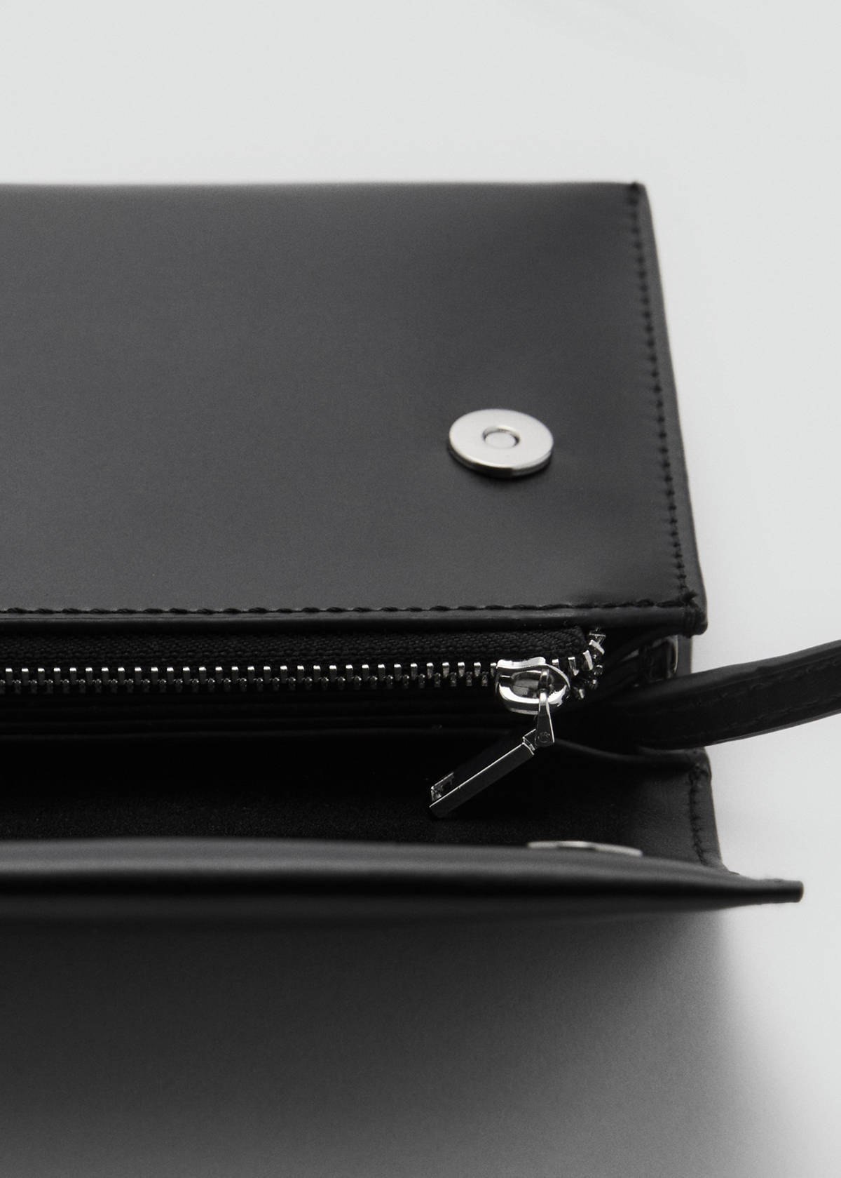 Crossbody bag with flap — Black