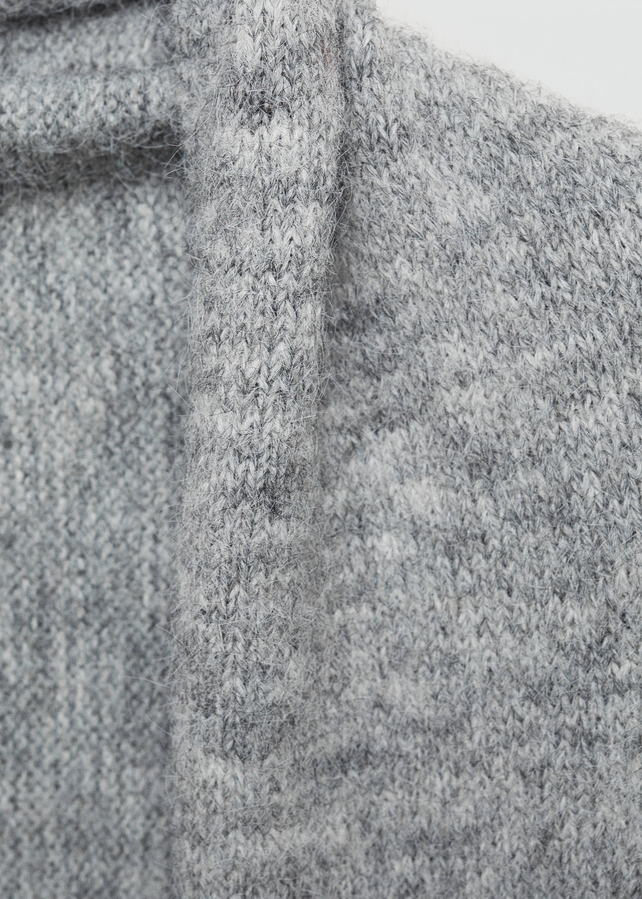 Xaile de malha com franjas nas extremidades - Pormenor do artigo 1