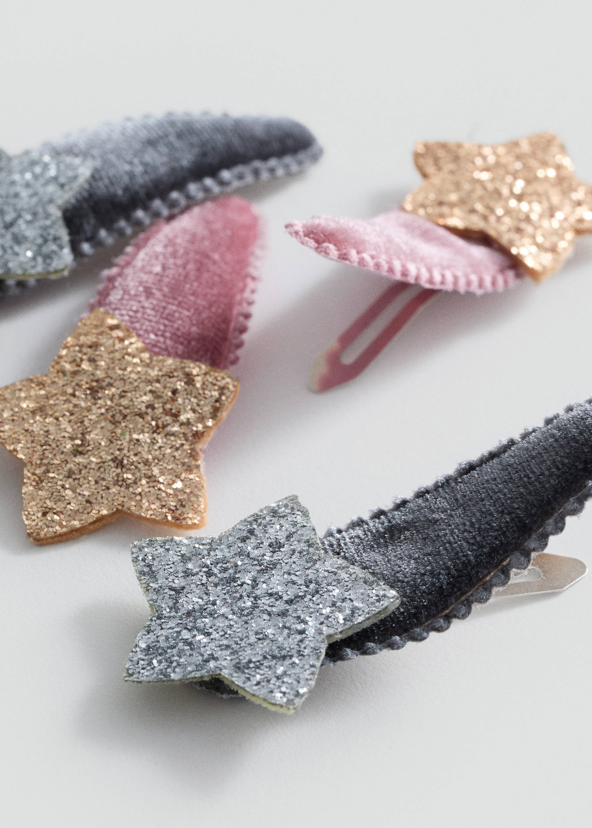 Четыре заколки с блестками - Средний план