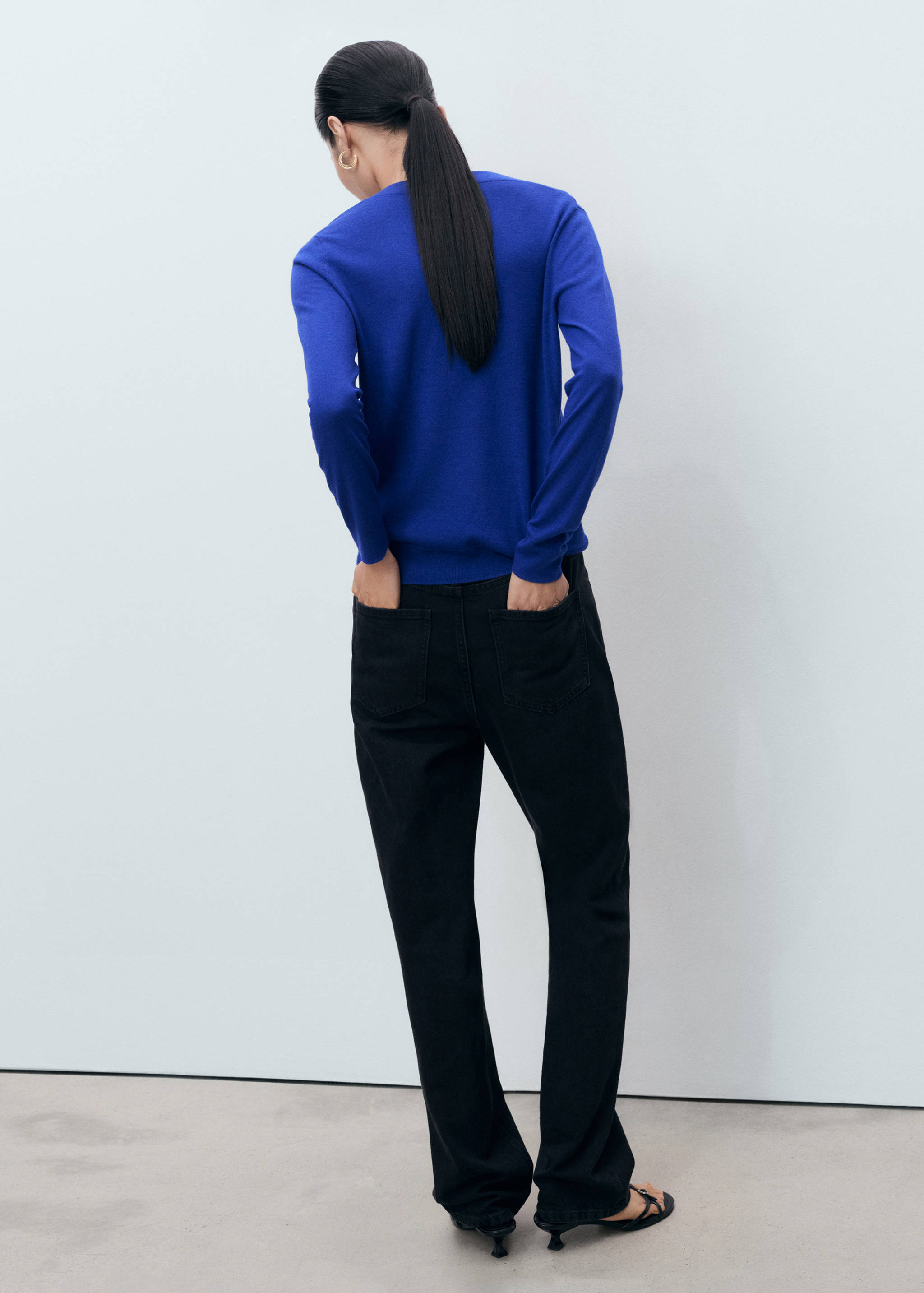 V-neck knit sweater - Reverse of the article