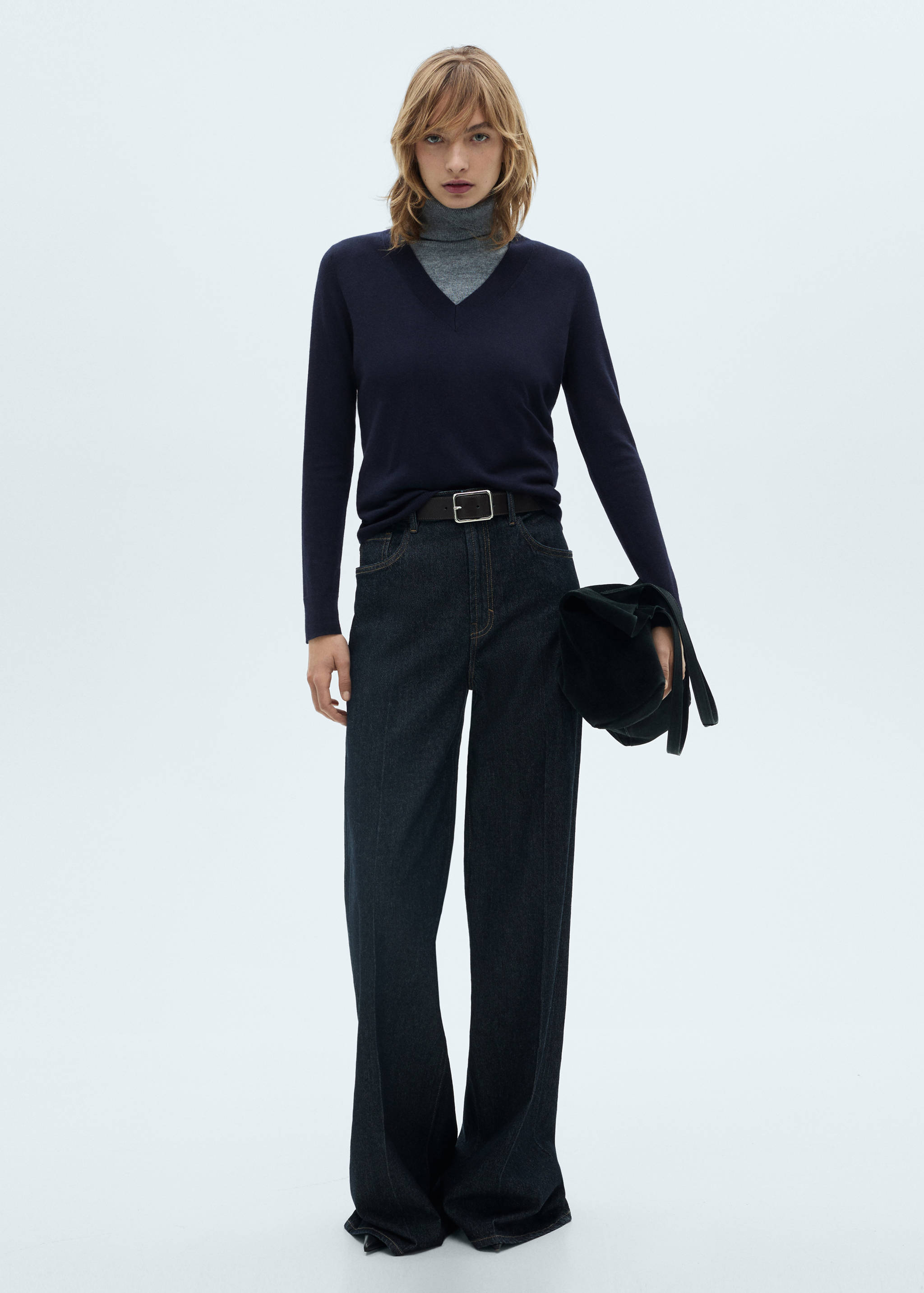 V-neck knit sweater - General plane