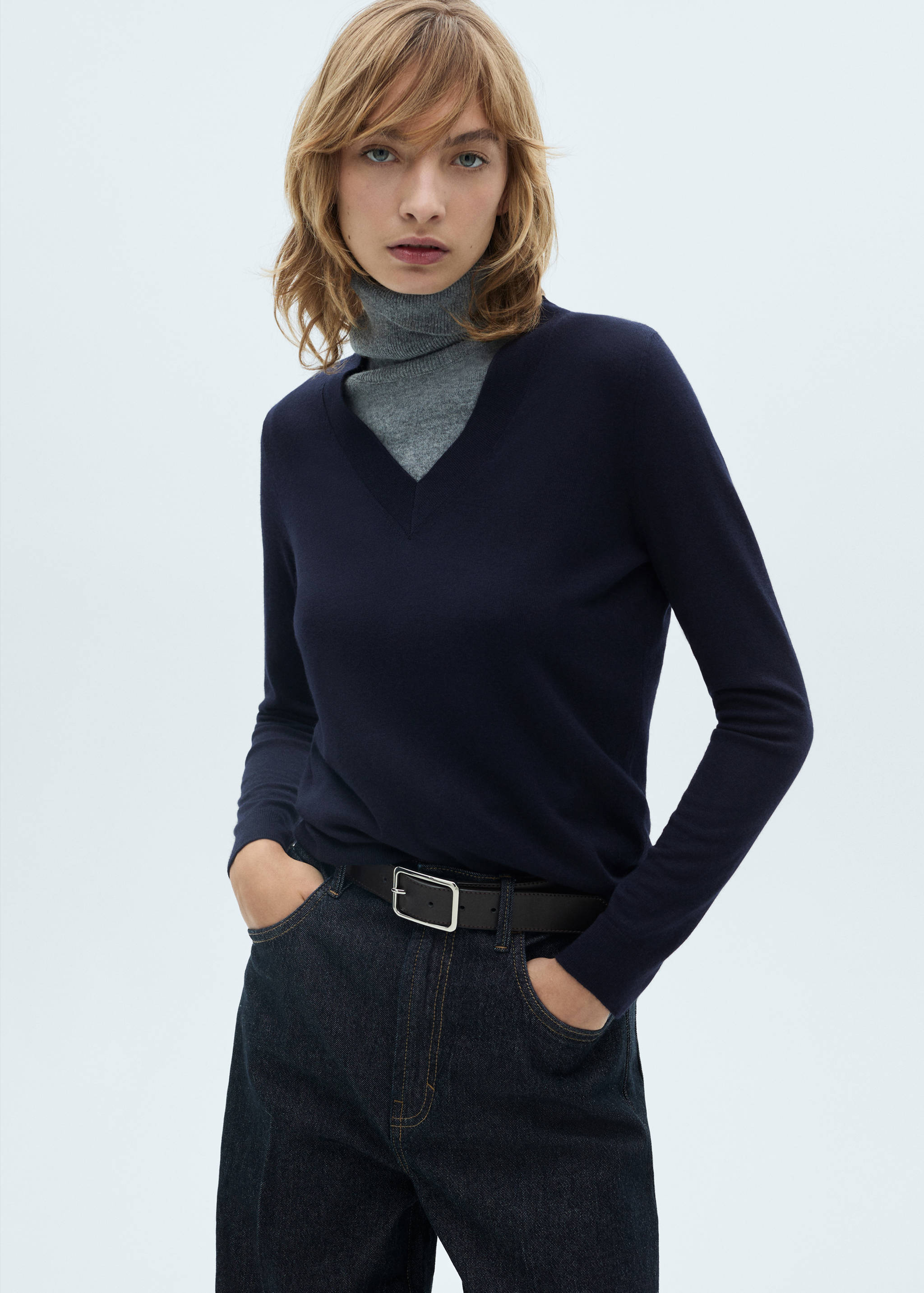 V-neck knit sweater - Medium plane