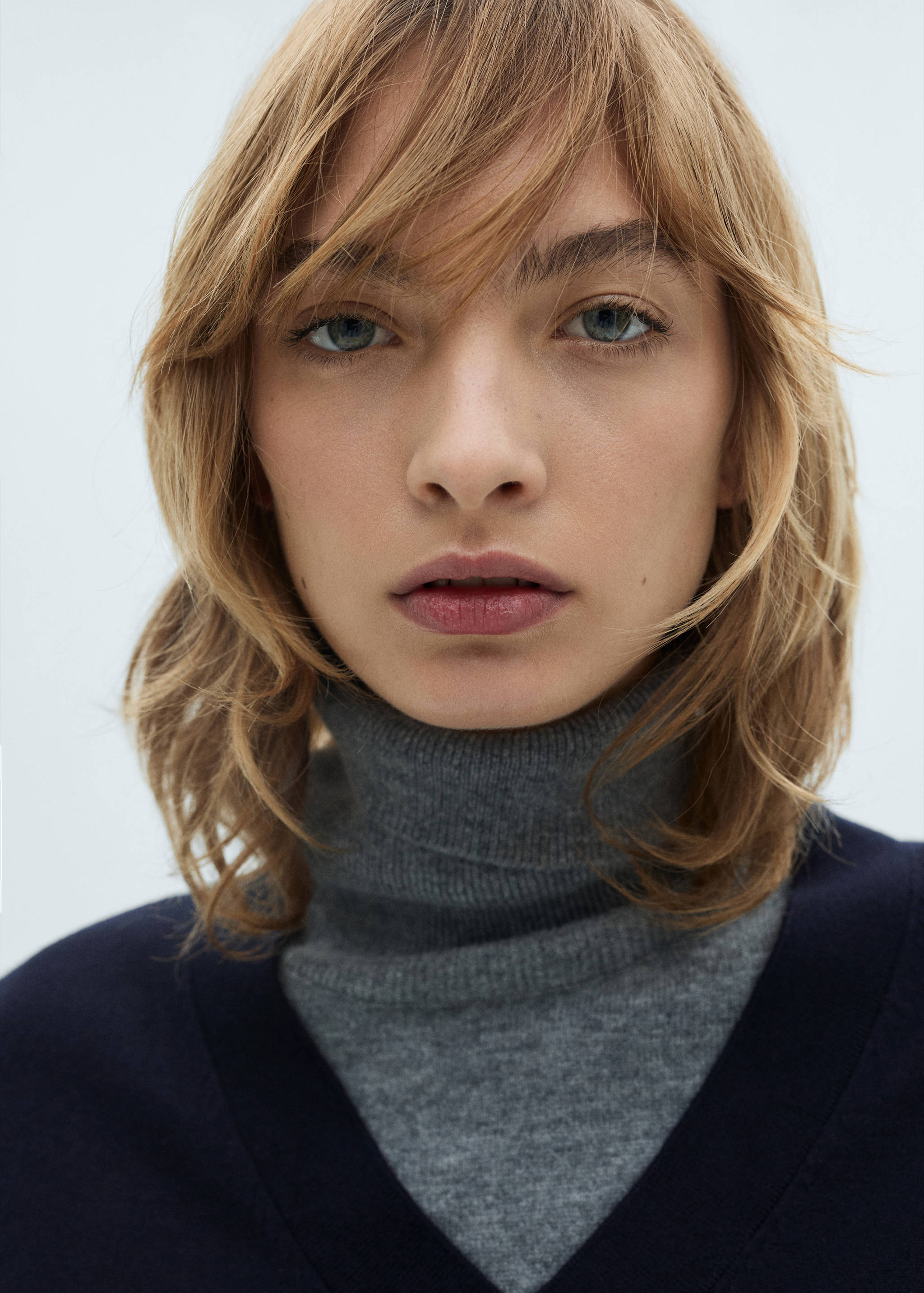 V-neck knit sweater - Details of the article 1