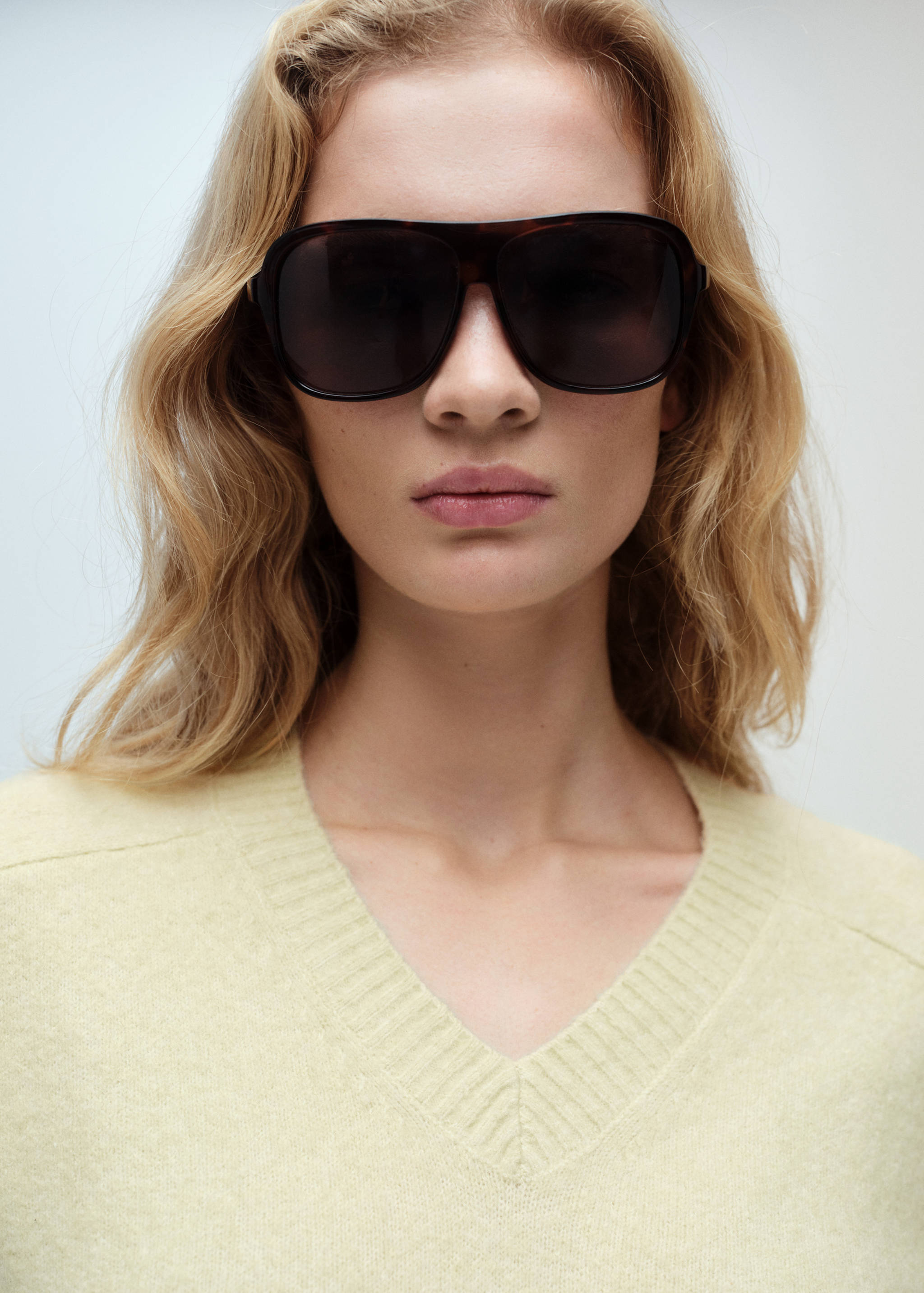 V-neck knit sweater - Details of the article 1