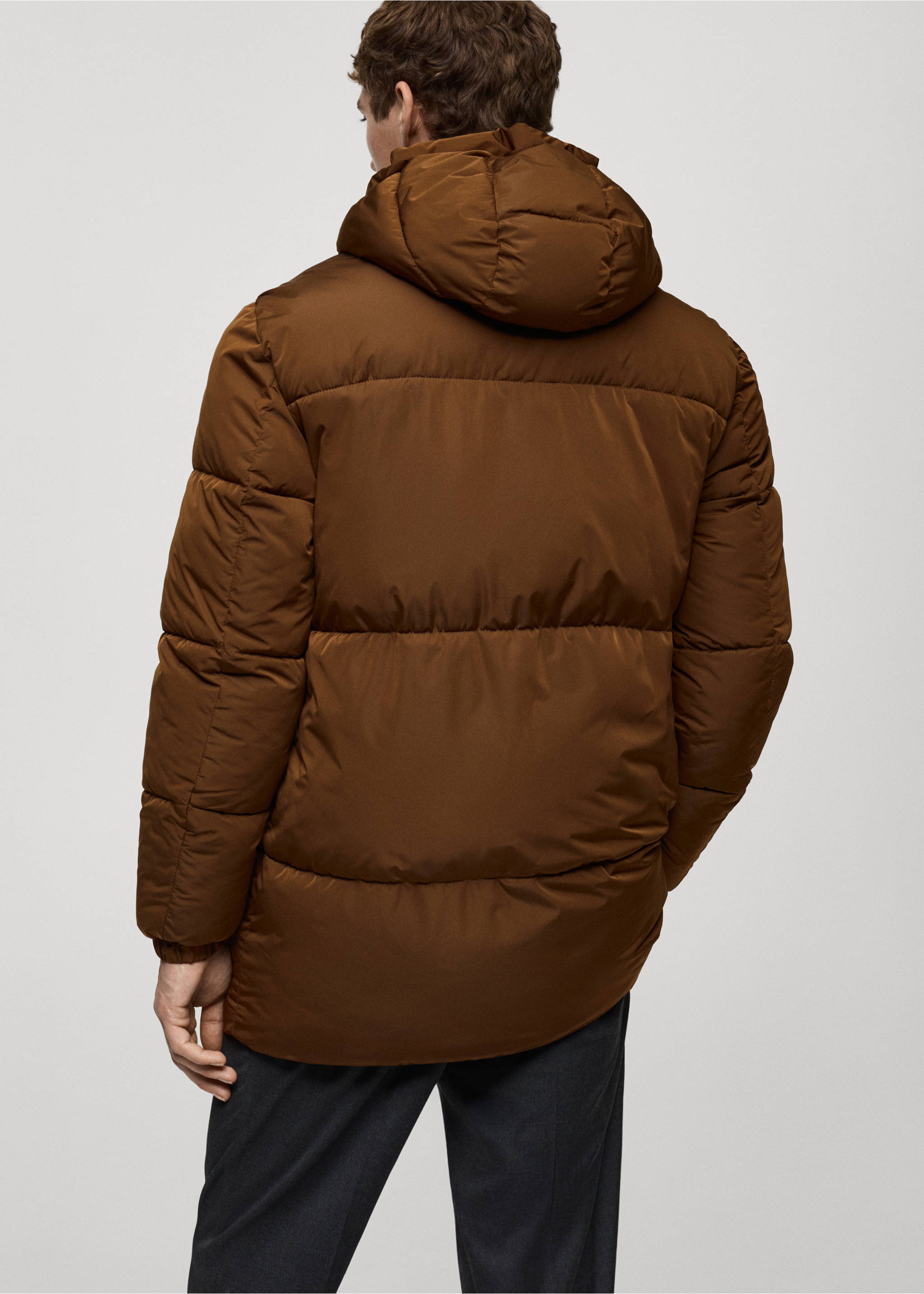 Kapitone su geçirmez kapüşonlu anorak - Ürünün arkası, Tütün Kahvesi. Ref: 87040575-00.