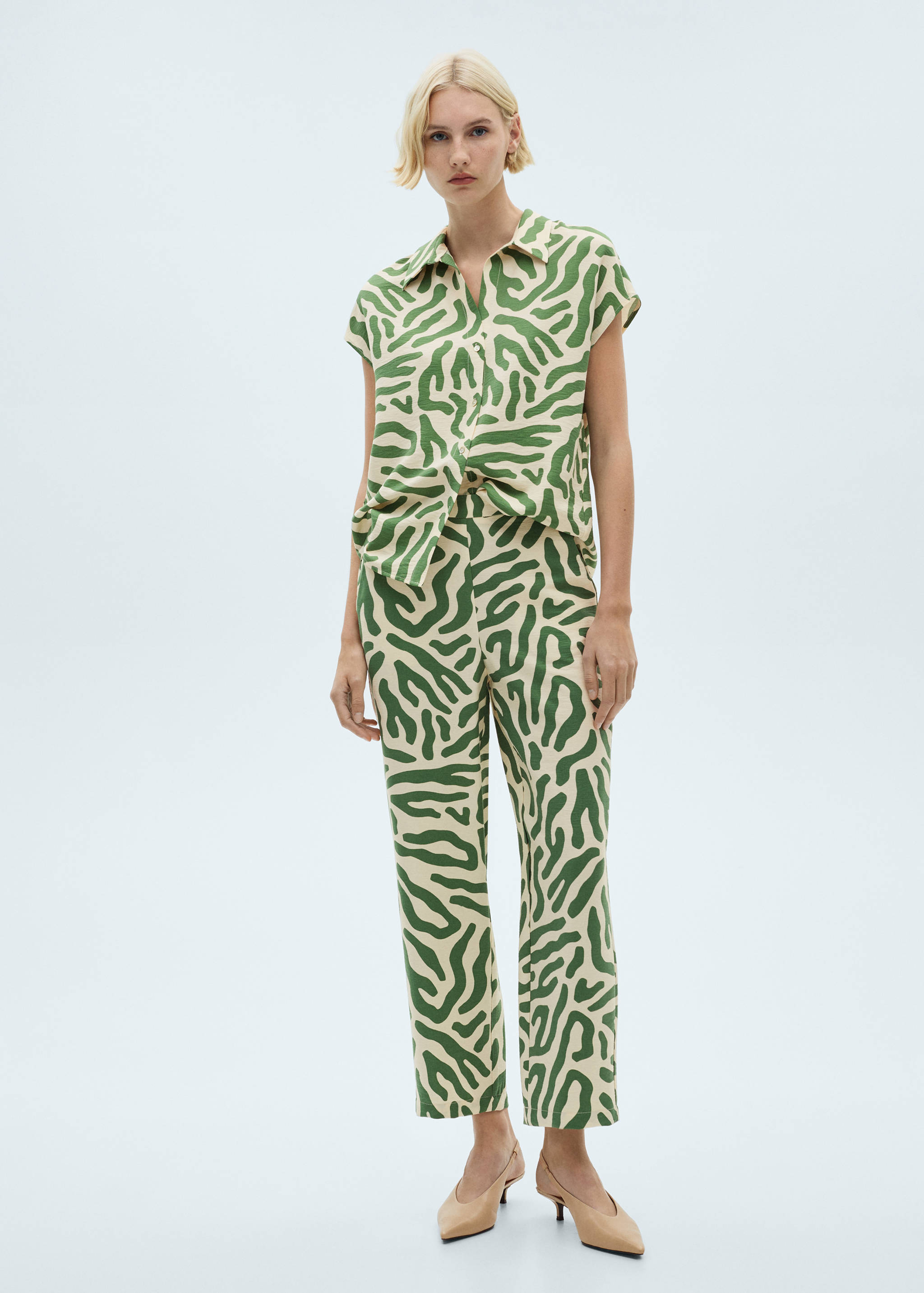 Sleeveless printed blouse - General plane